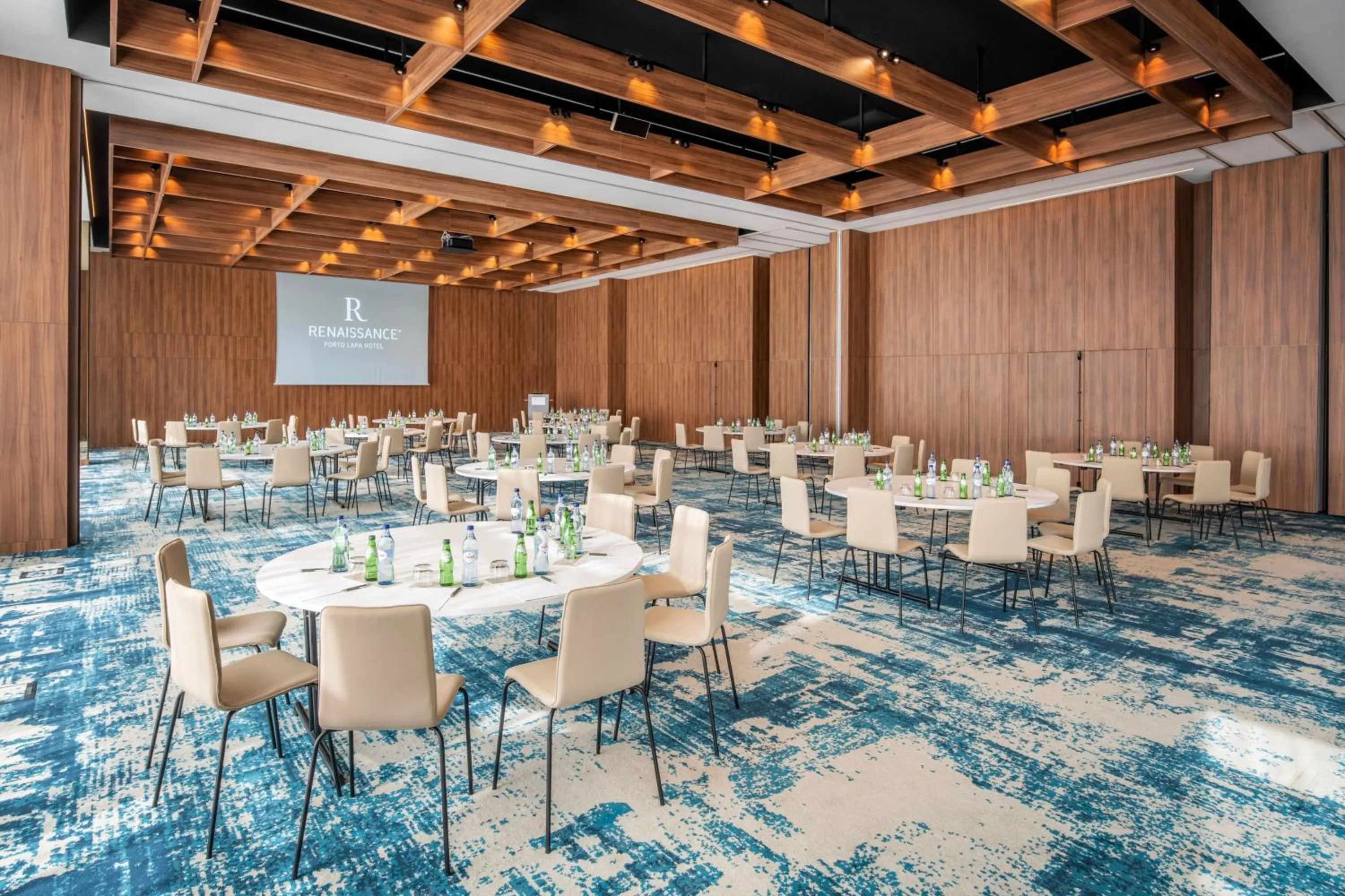 Lounge or bar in Renaissance Porto Lapa Hotel