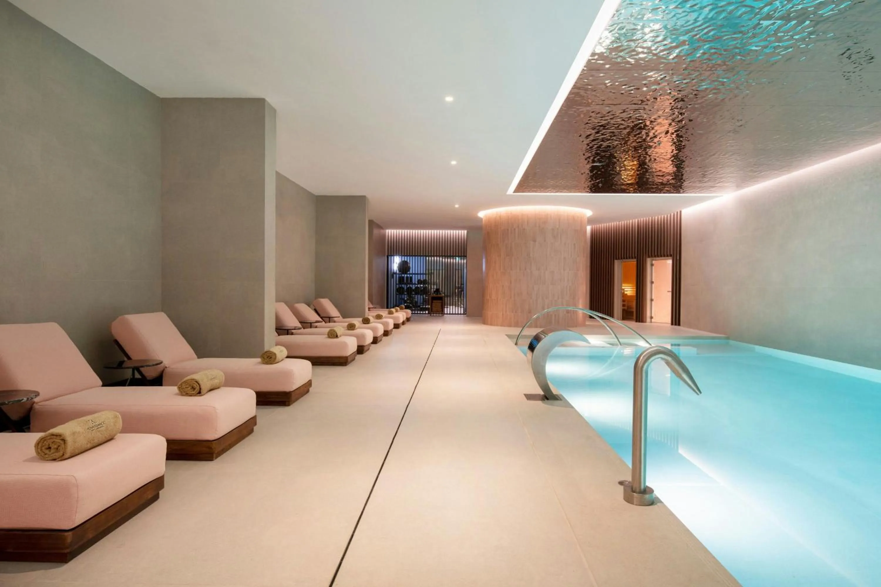 Swimming pool in Renaissance Porto Lapa Hotel