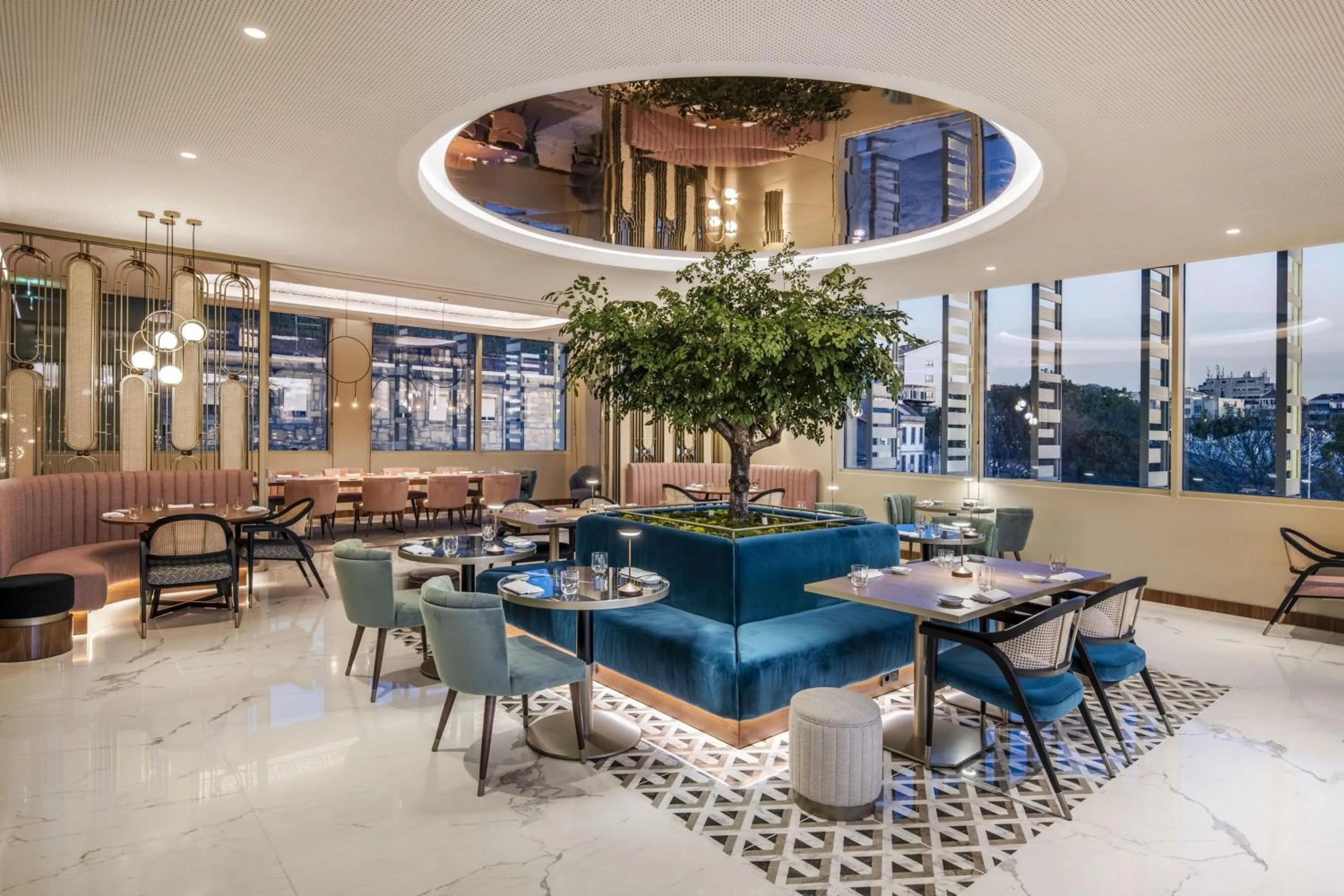 Restaurant/places to eat in Renaissance Porto Lapa Hotel