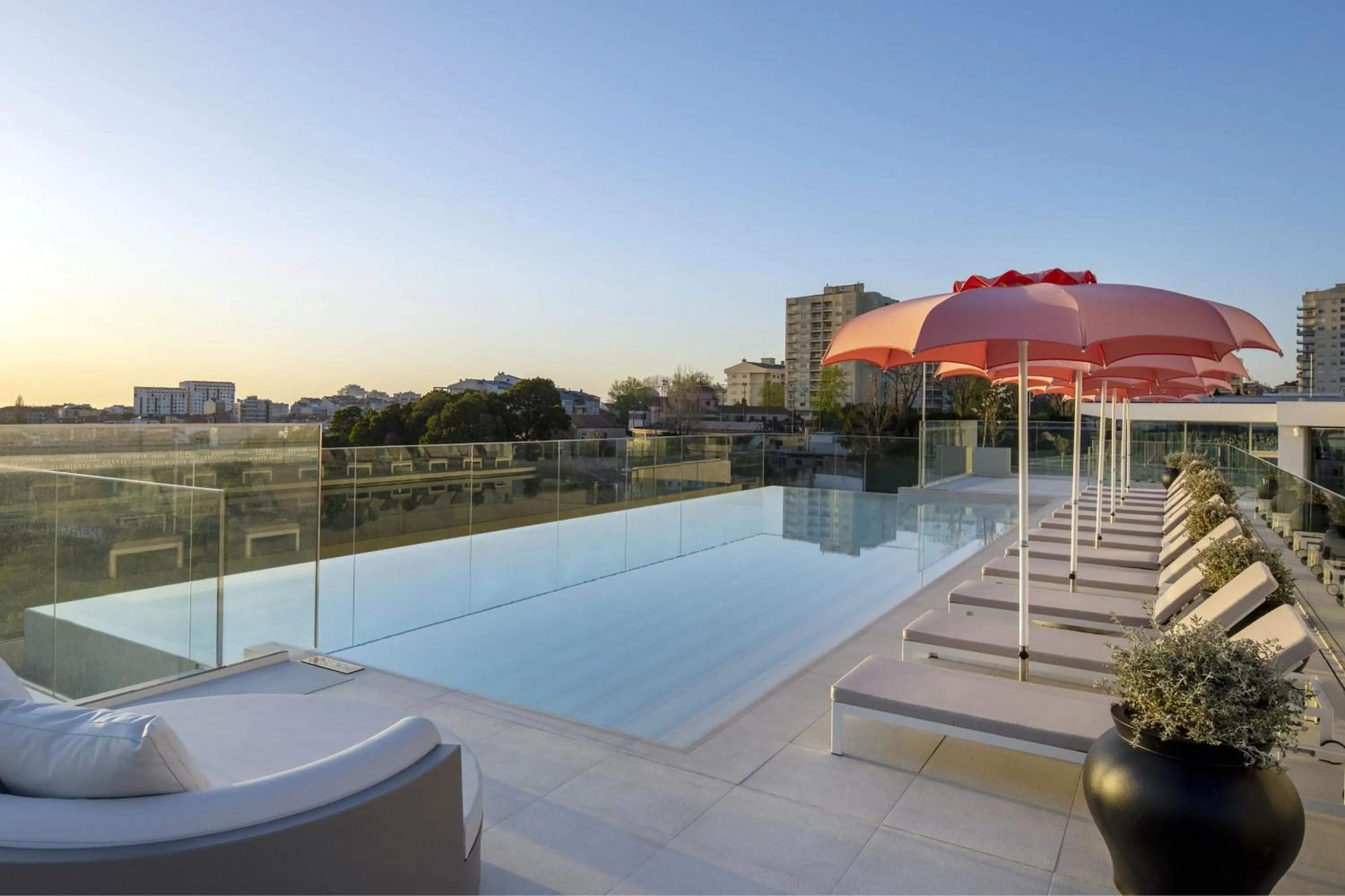 Swimming pool in Renaissance Porto Lapa Hotel