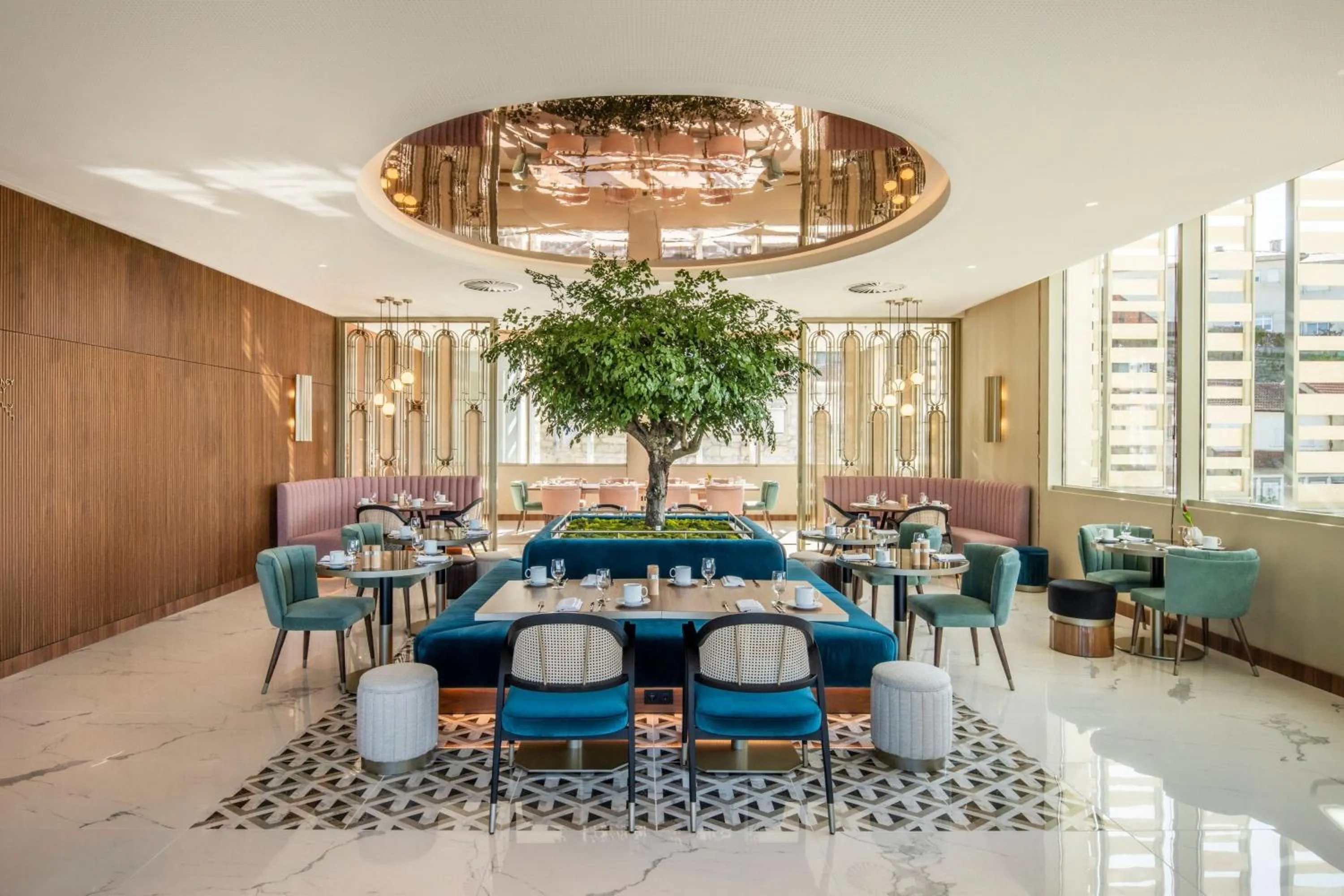 Restaurant/places to eat in Renaissance Porto Lapa Hotel