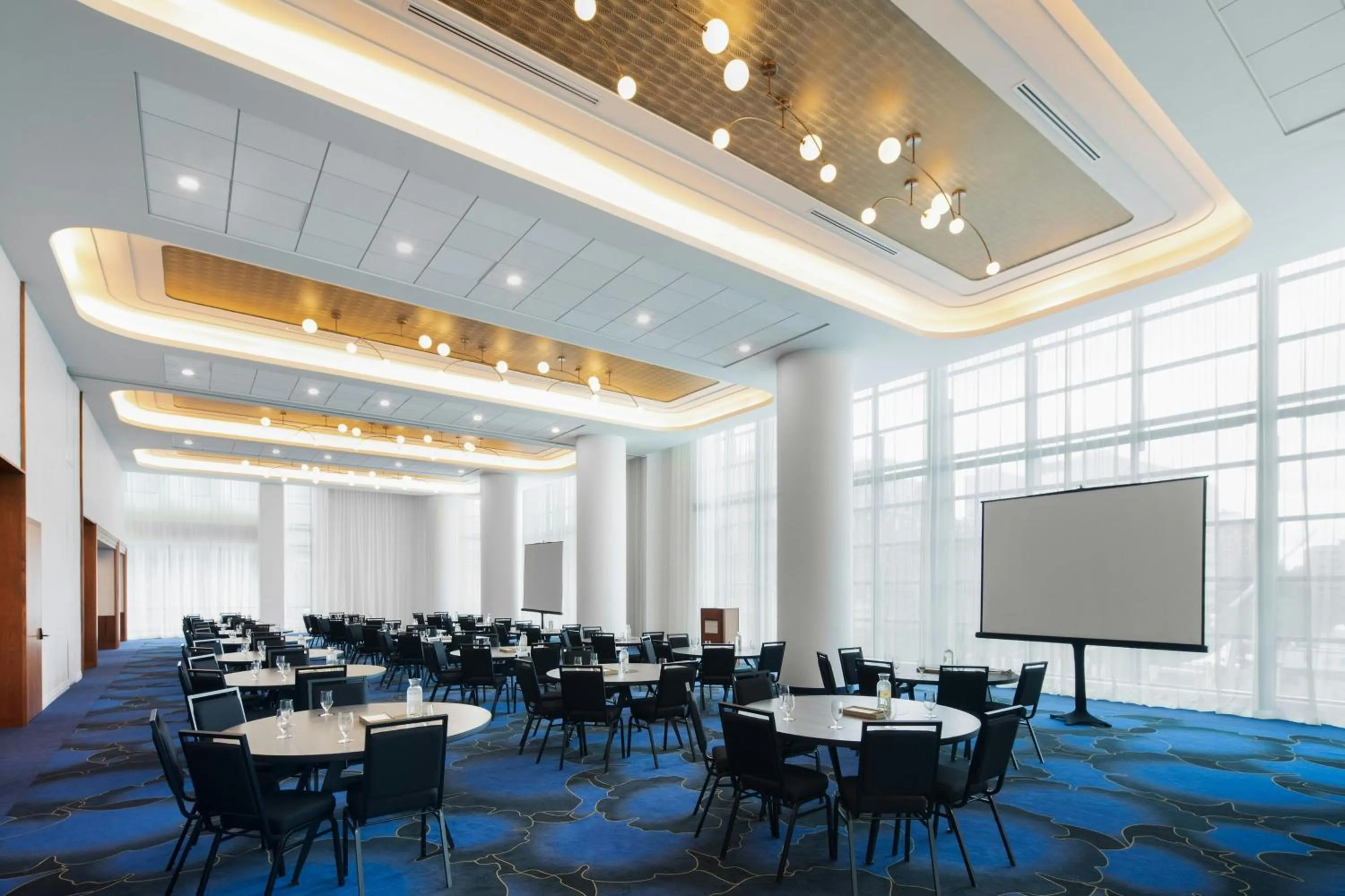 Meeting/conference room in HONEYROSE Hotel, Montreal, a Tribute Portfolio Hotel