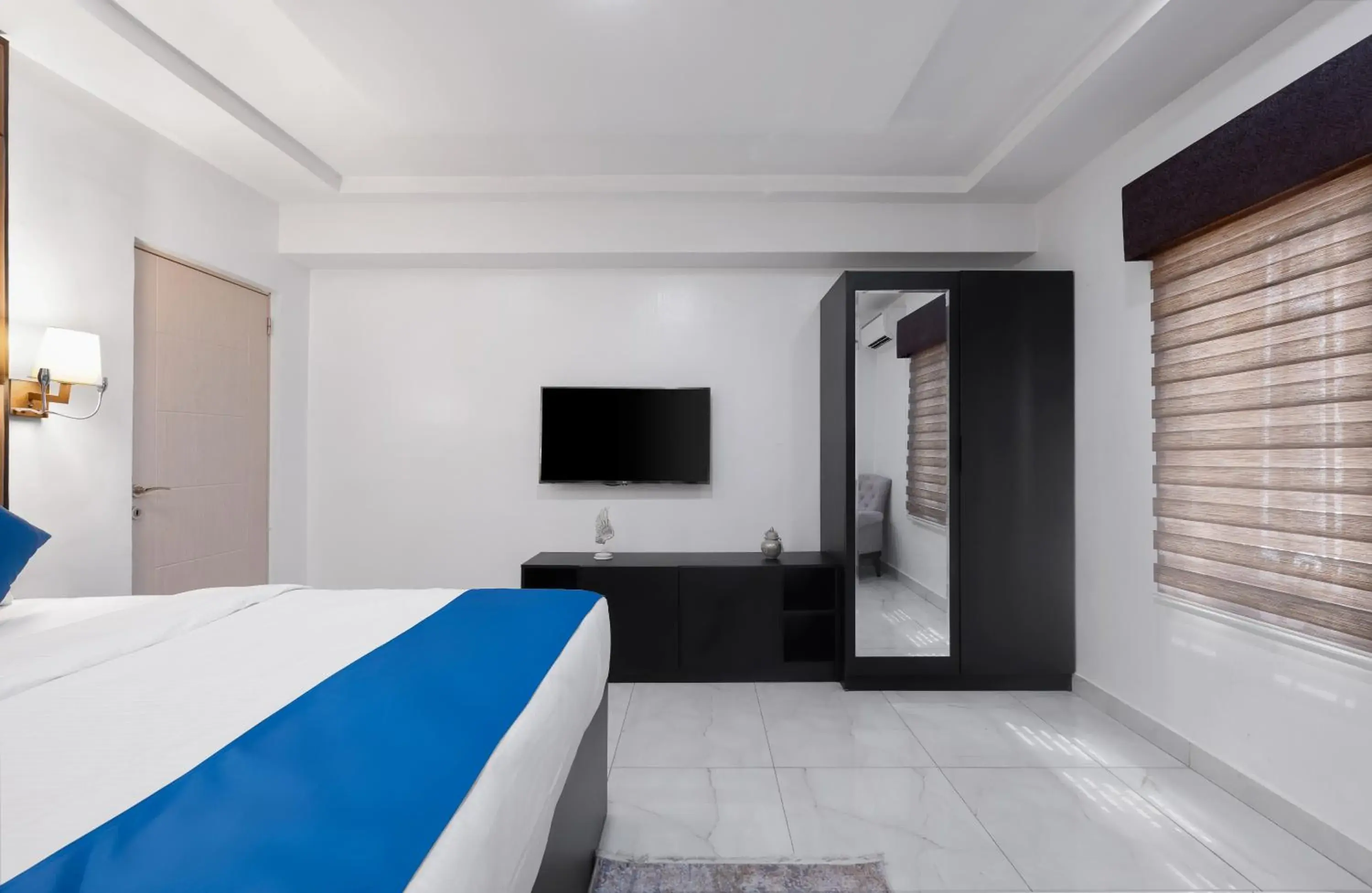 Communal lounge/ TV room, Bed in BKT Cribs - Apartments & Suites Communal lounge/ TV room, Bed in BKT Cribs - Apartments & Suites