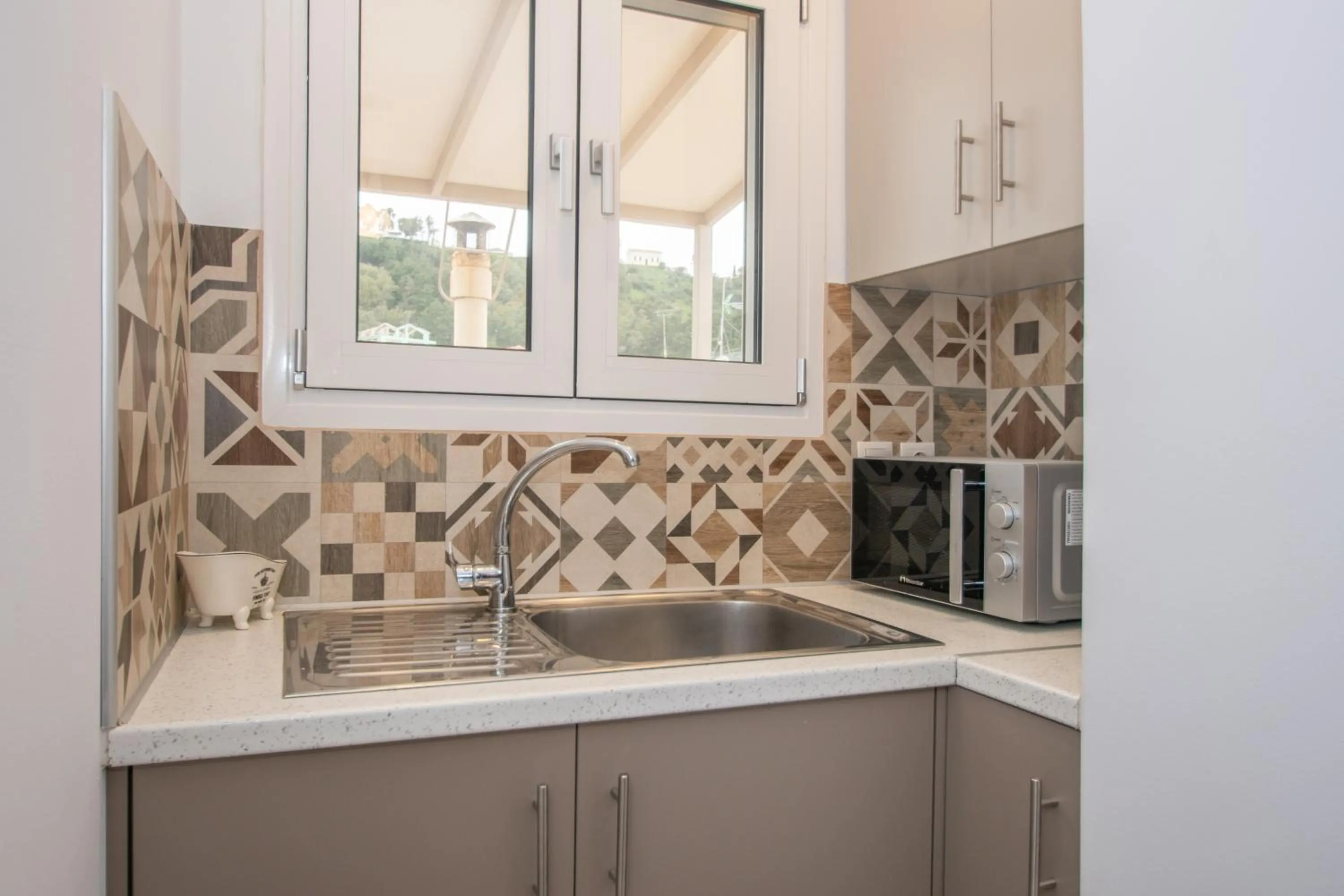 Coffee/tea facilities in Victor Junior Suite by "elite"