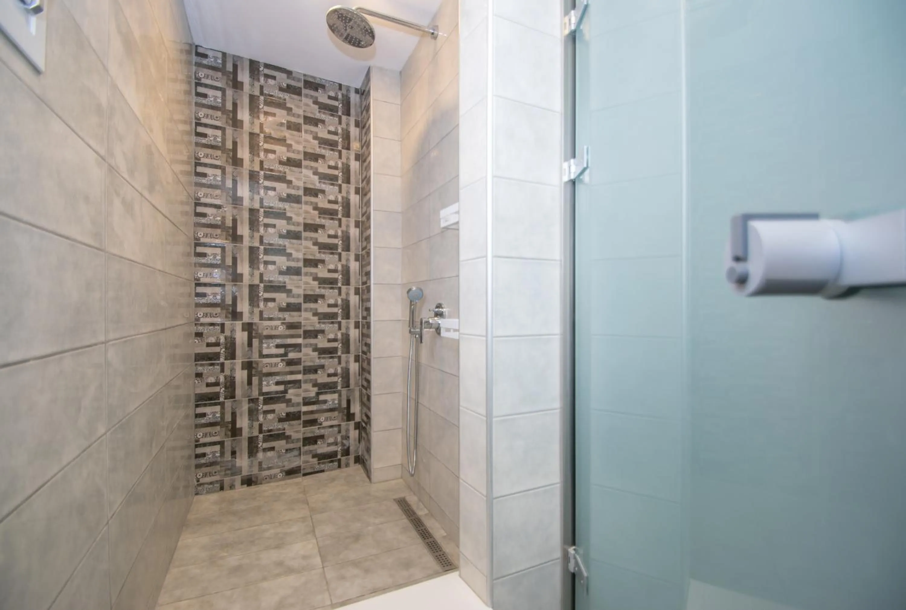 Shower in Victor Junior Suite by "elite"