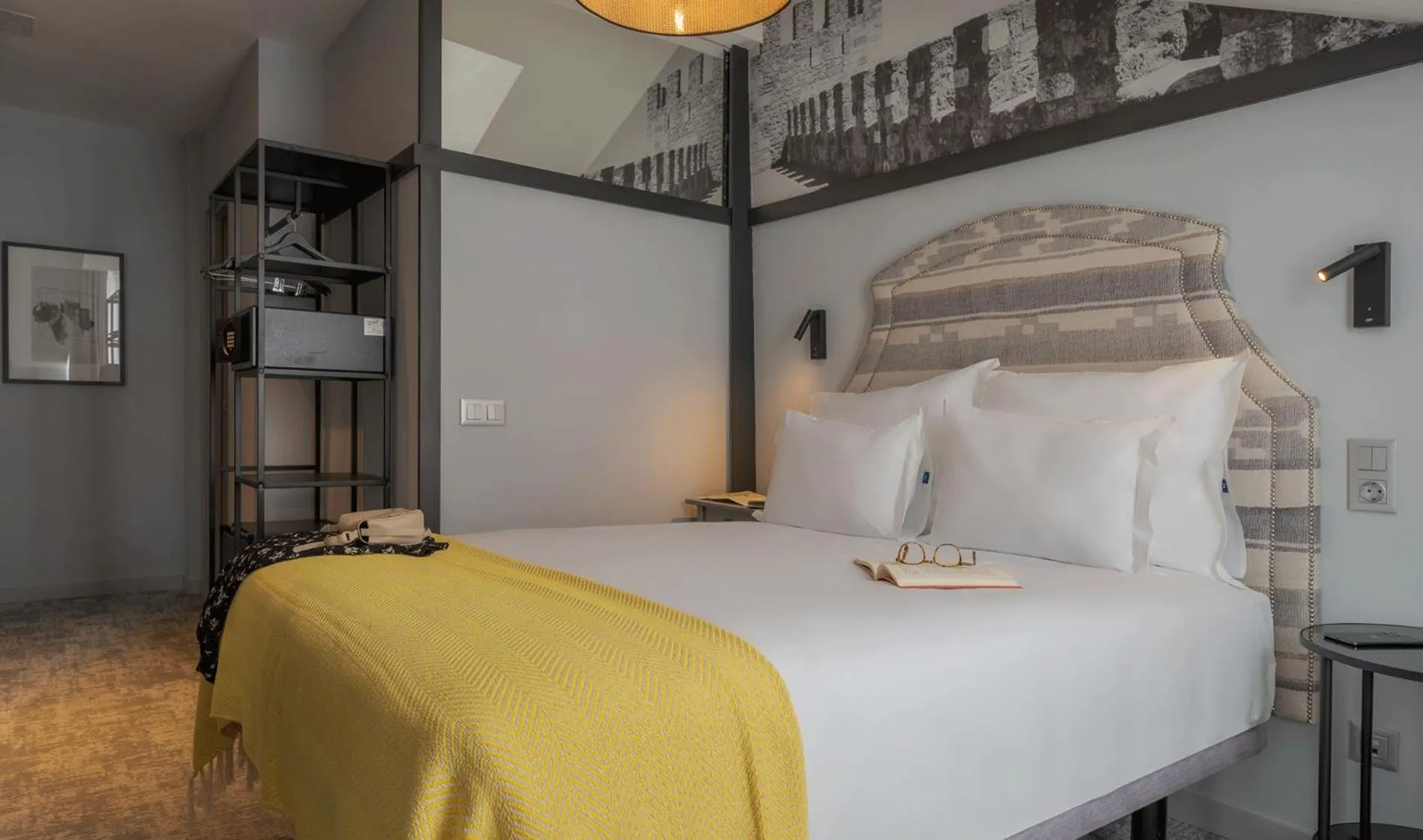 Bed in Pousada Alfama