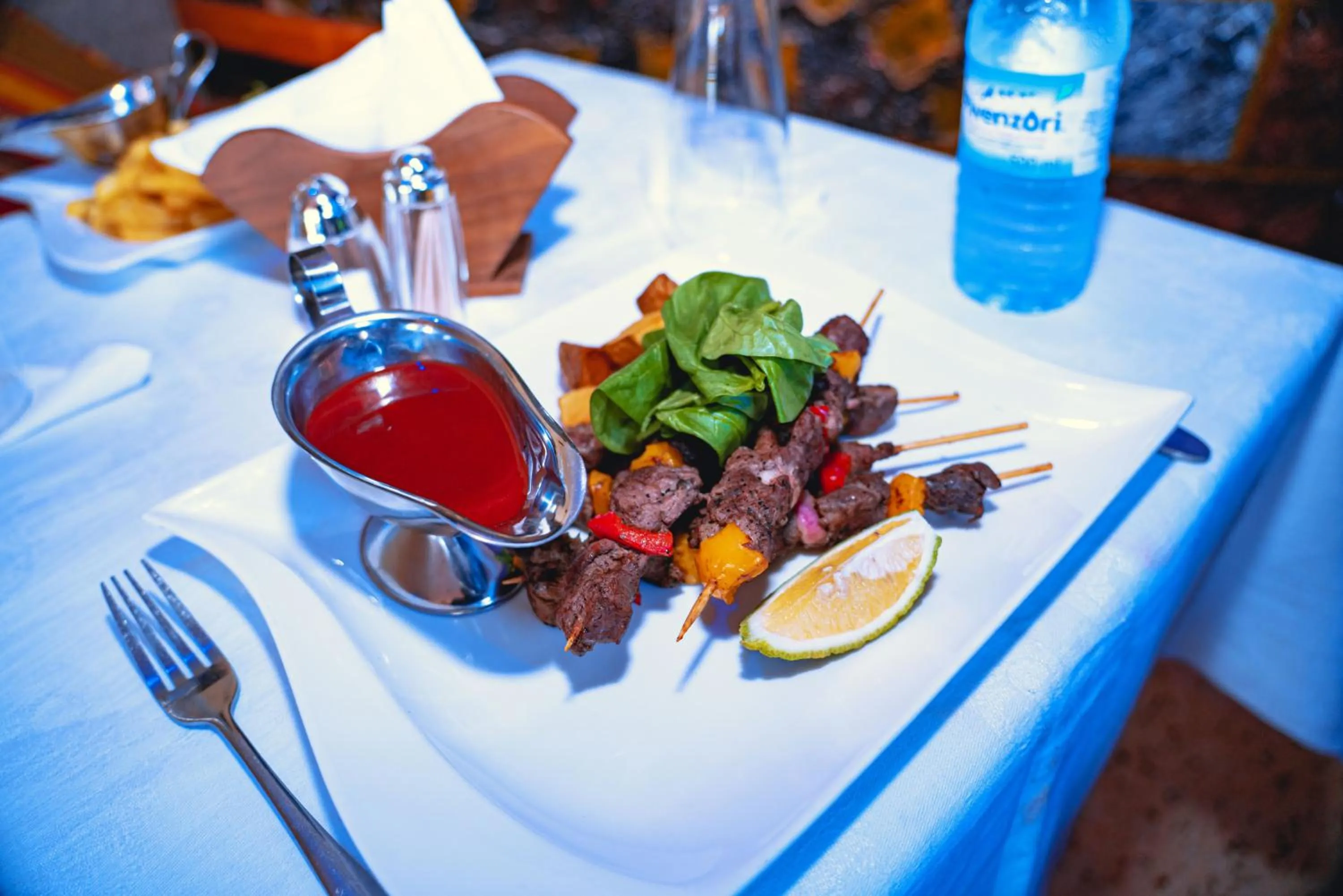 Restaurant/places to eat in GOLDEN QUEST HOTEL