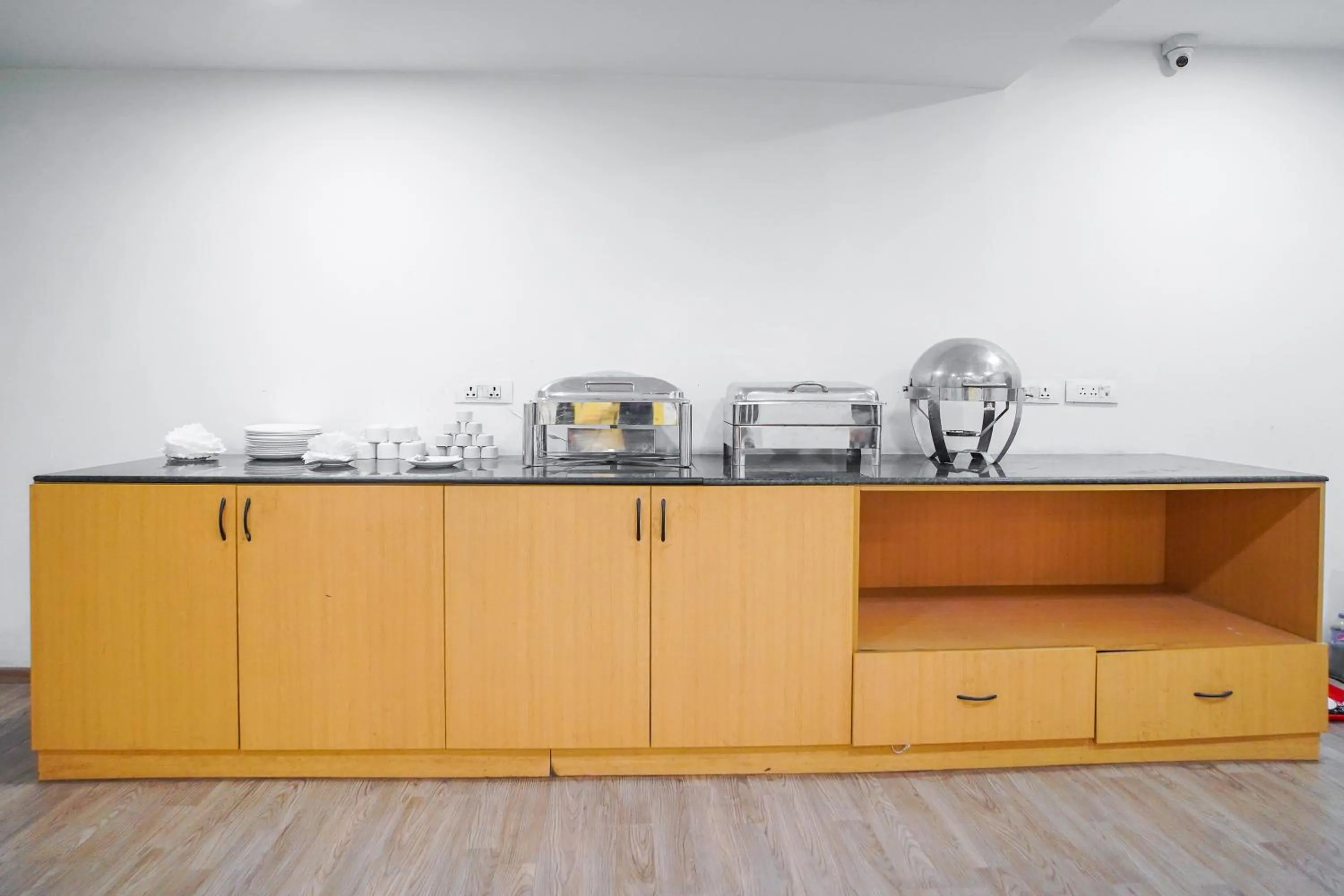 Buffet breakfast in Saltstayz Express - Medicity Near Medanta Hospital