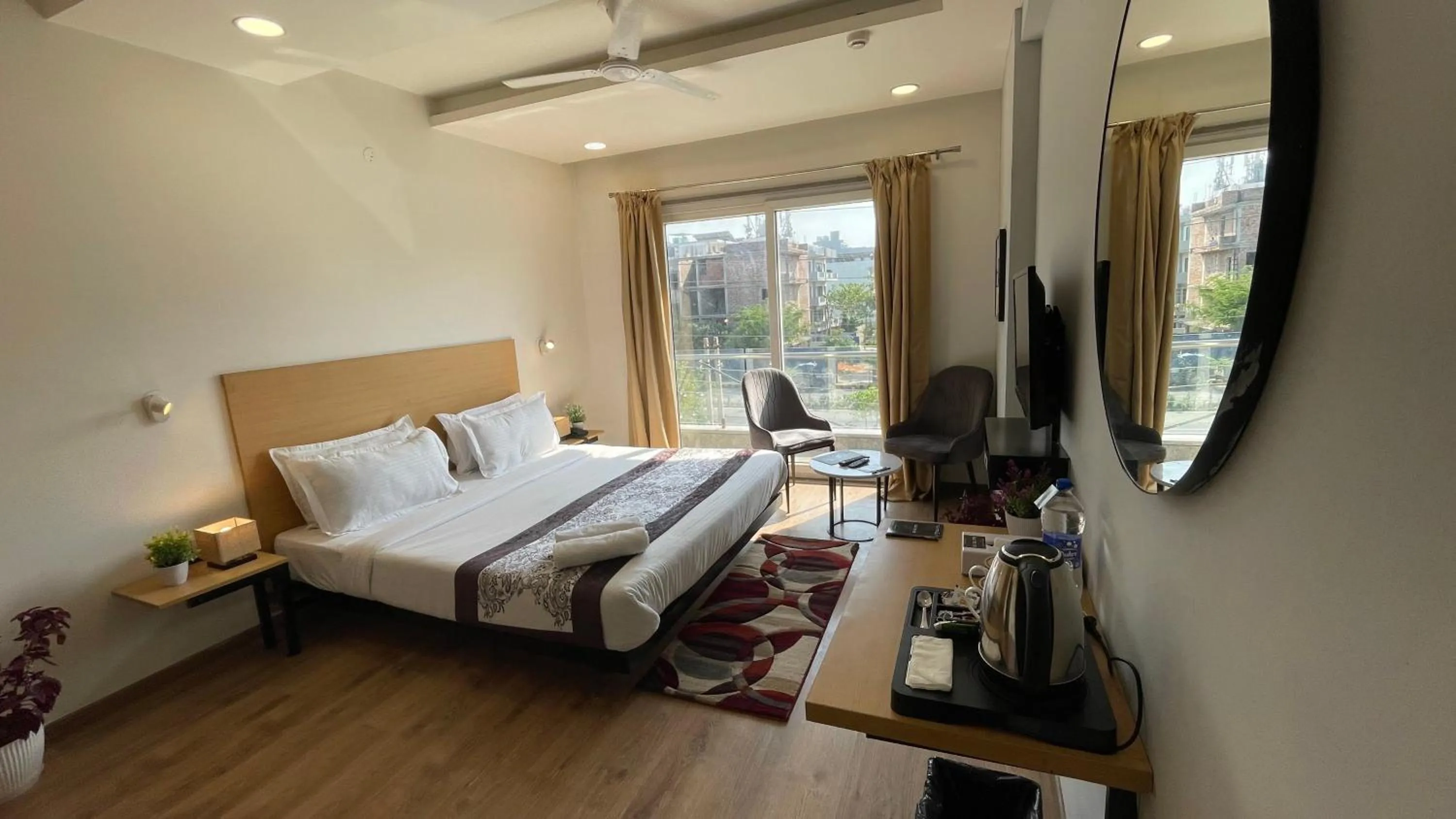 TV and multimedia in Saltstayz Express - Medicity Near Medanta Hospital