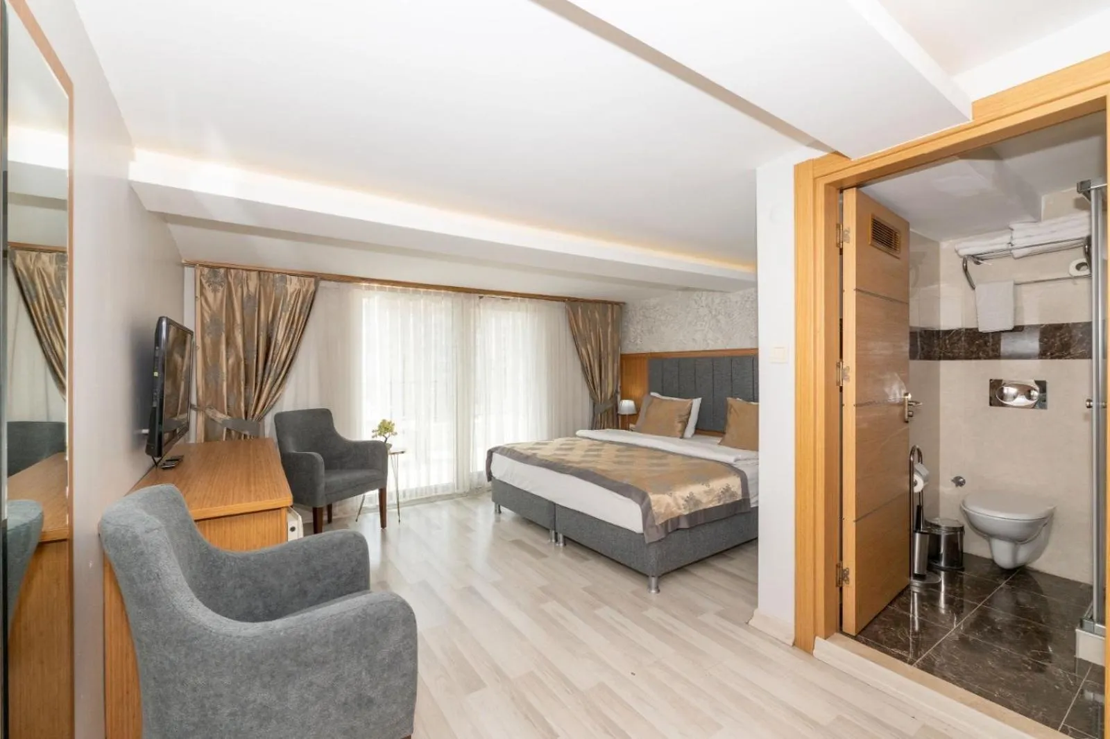 Toilet, Bed in GalataportWawhotel