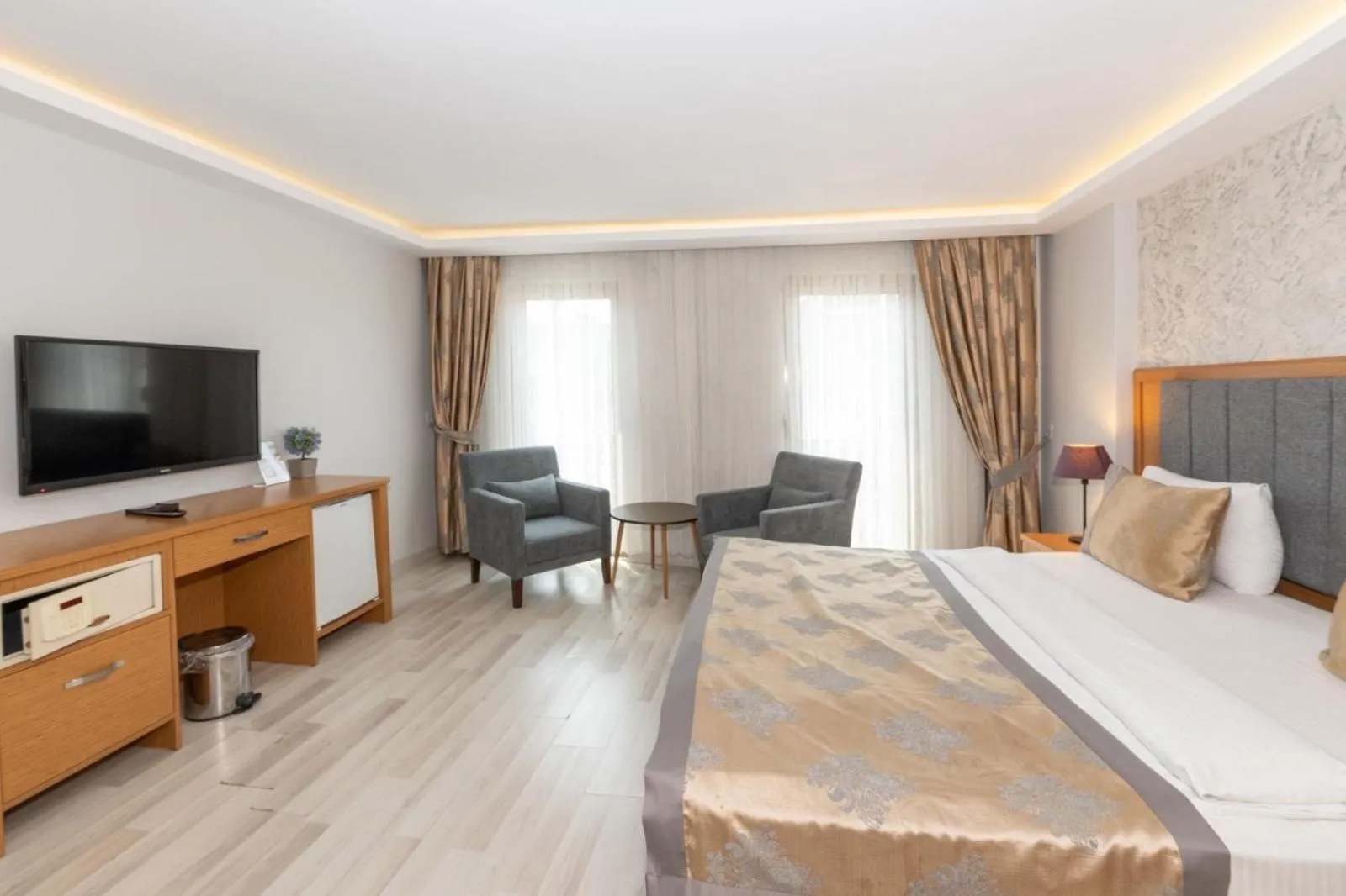 Communal lounge/ TV room, Bed in GalataportWawhotel