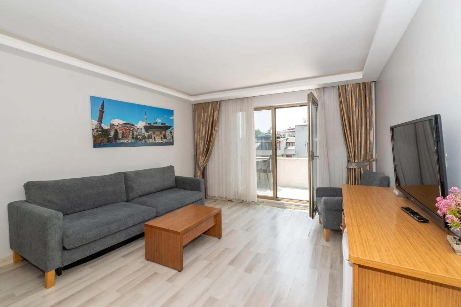 Communal lounge/ TV room in GalataportWawhotel