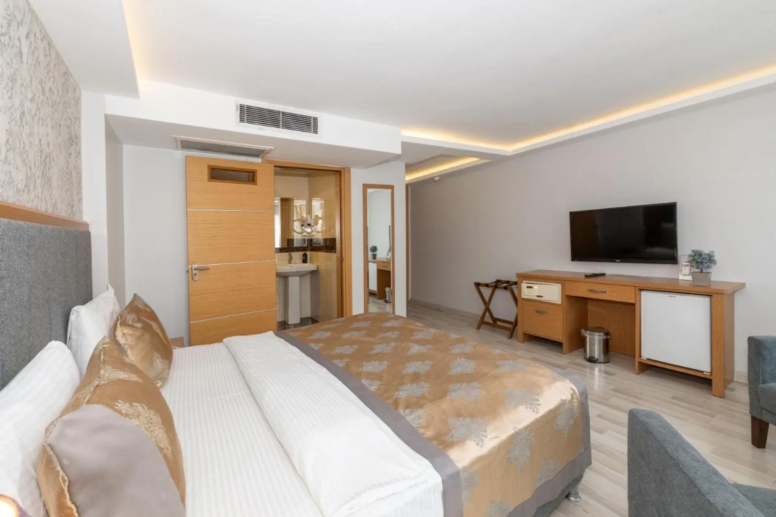 Communal lounge/ TV room, Bed in GalataportWawhotel