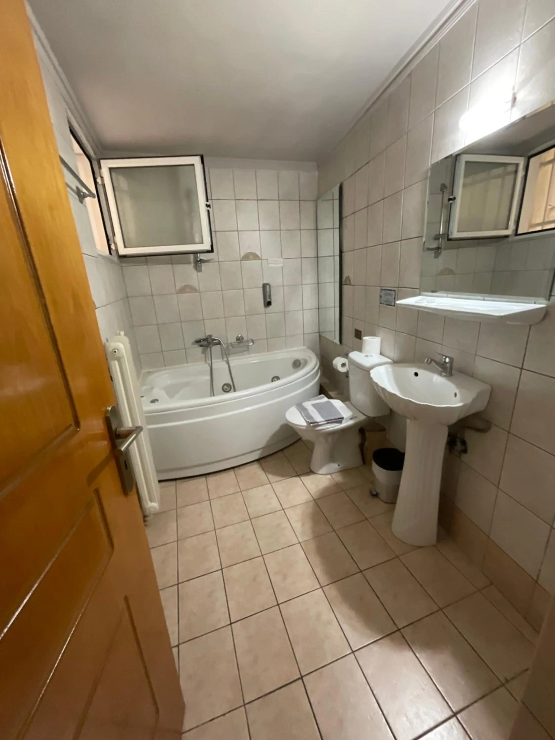 Shower in Piraeus Acropole Hotel