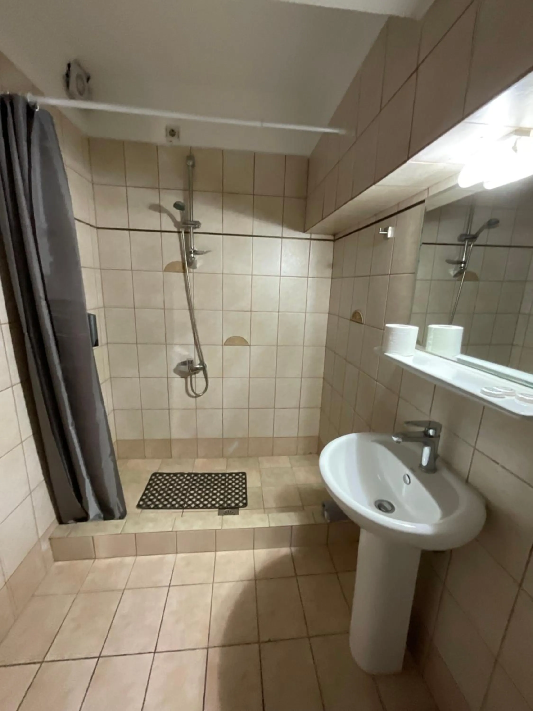 Shower in Piraeus Acropole Hotel