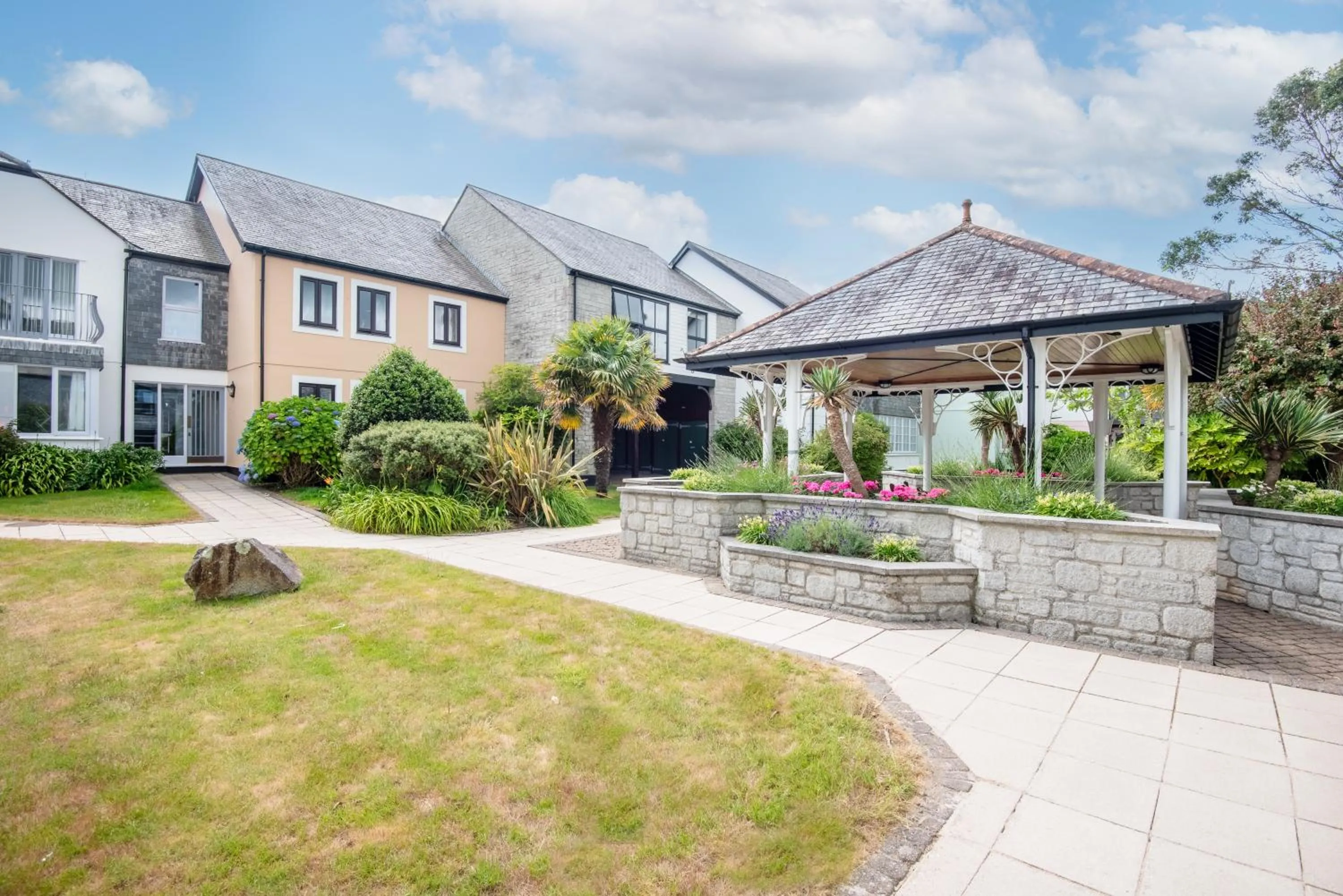 Garden in Hideaway - Exclusive marina development, town centre, with parking