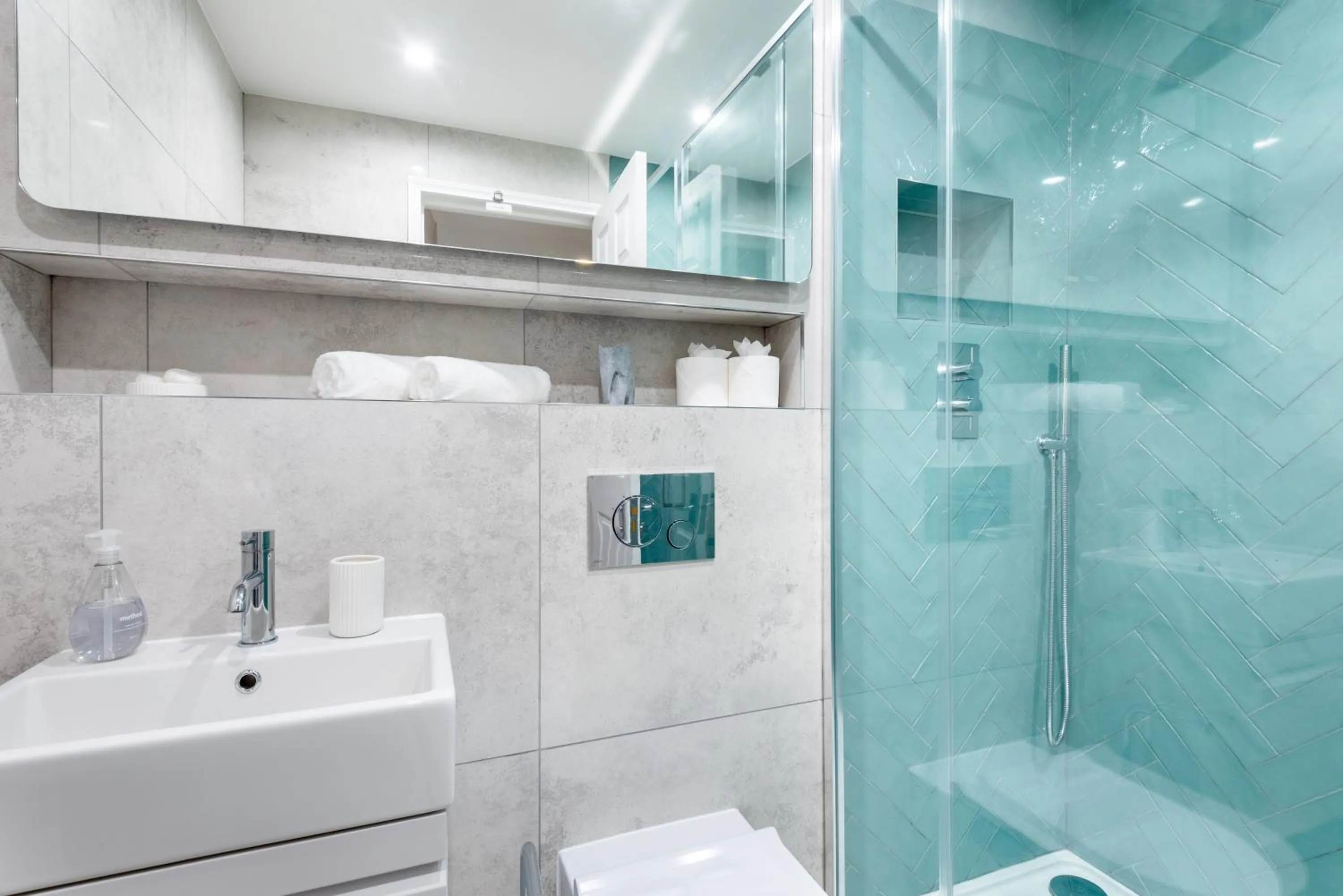 Shower in Hideaway - Exclusive marina development, town centre, with parking