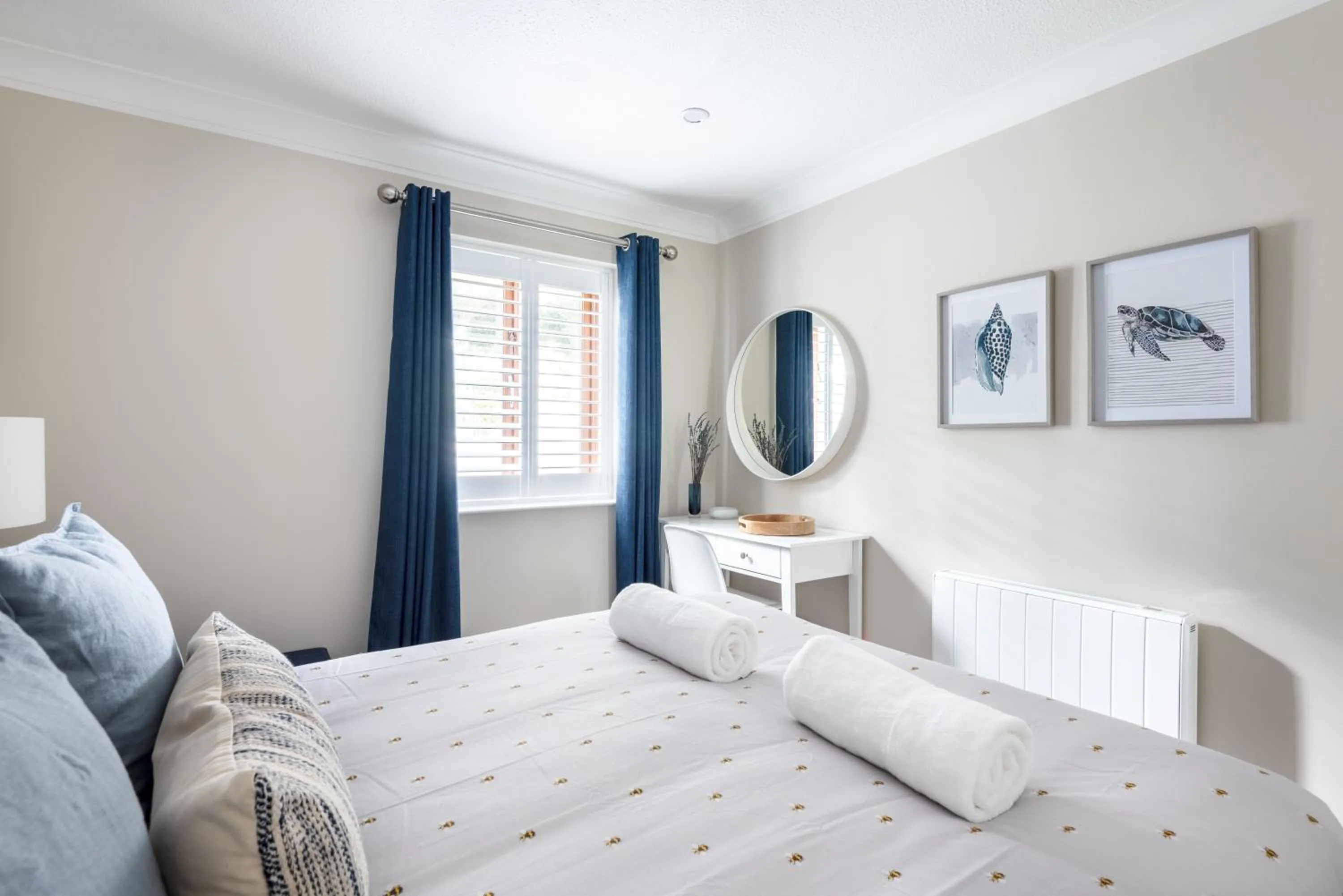 Bed in Hideaway - Exclusive marina development, town centre, with parking