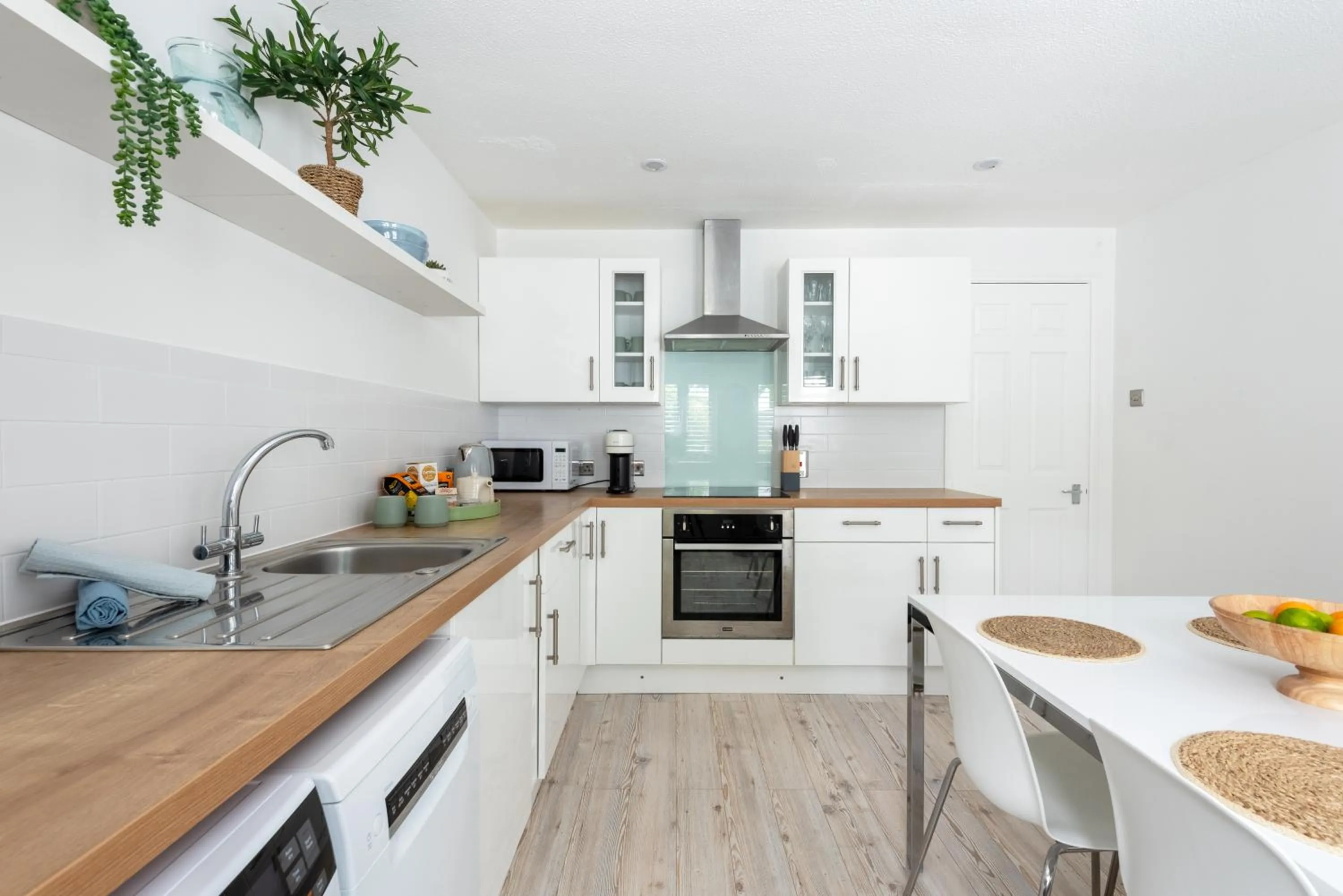 Kitchen or kitchenette in Hideaway - Exclusive marina development, town centre, with parking