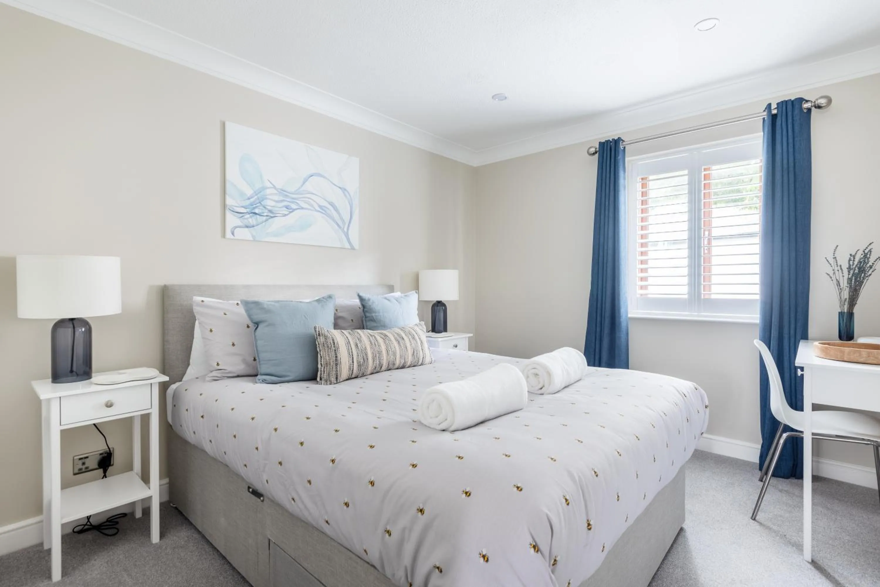 Bed in Hideaway - Exclusive marina development, town centre, with parking