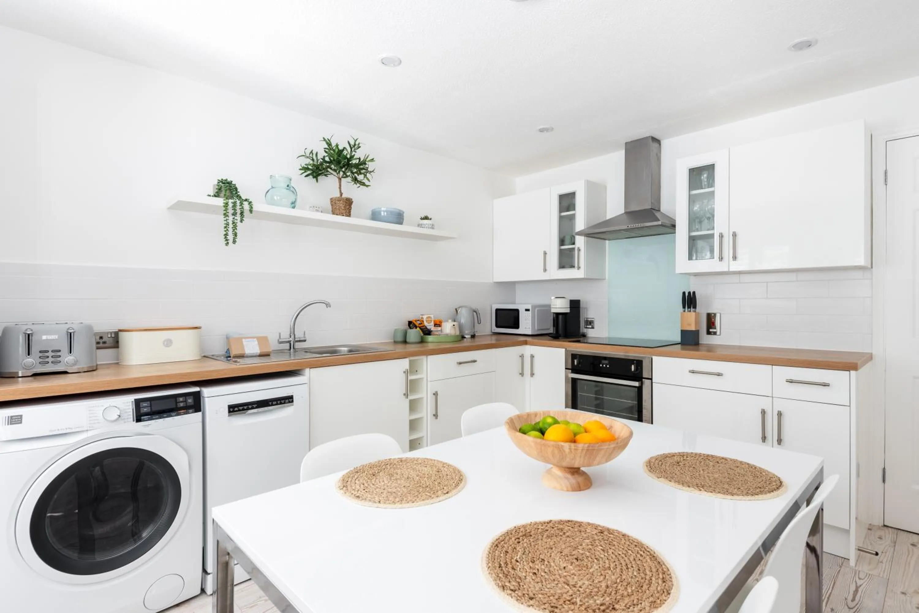 Kitchen or kitchenette in Hideaway - Exclusive marina development, town centre, with parking