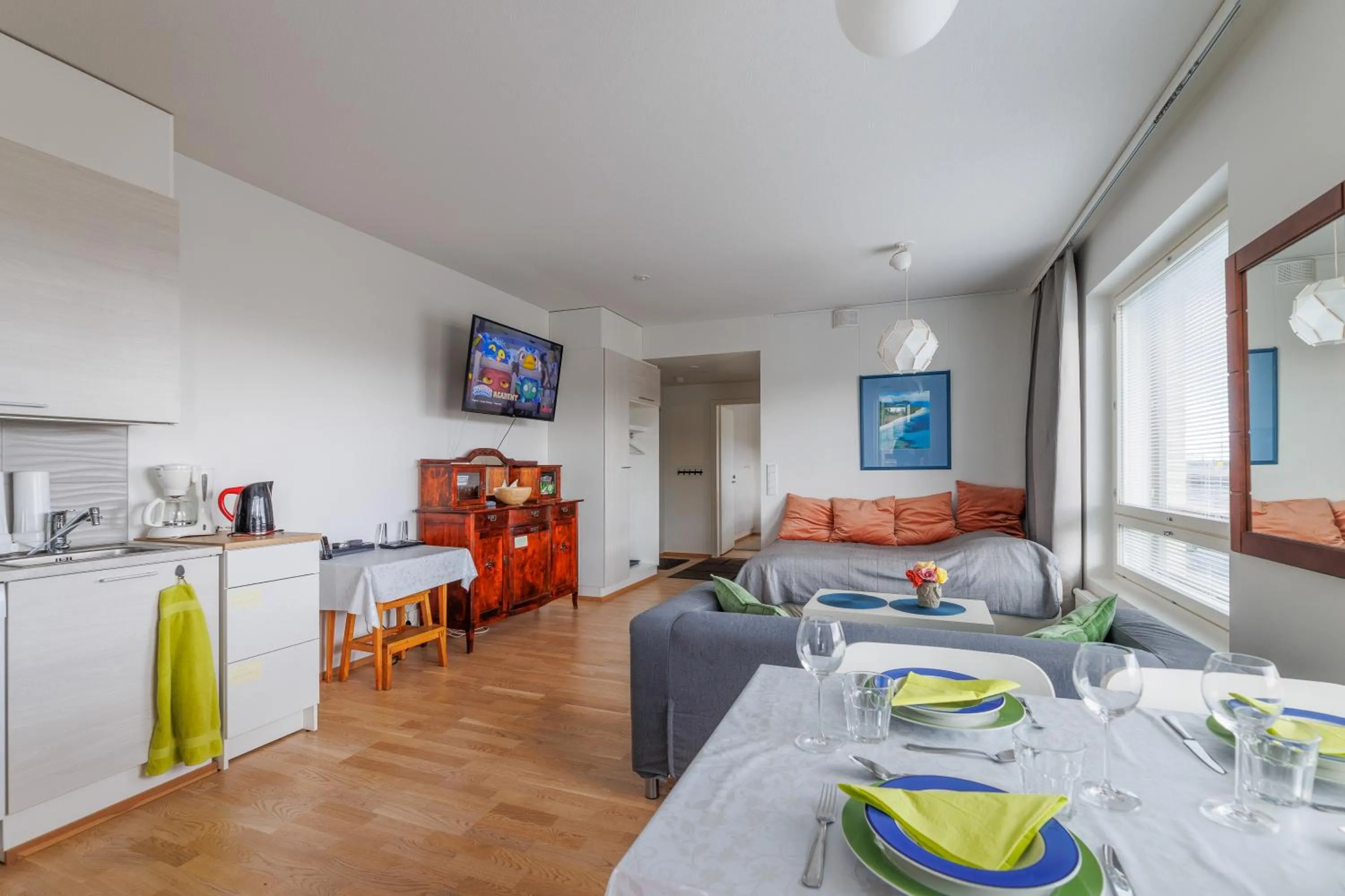 Close to center and Näsijärvi Lake - free parking, AC, and two double beds