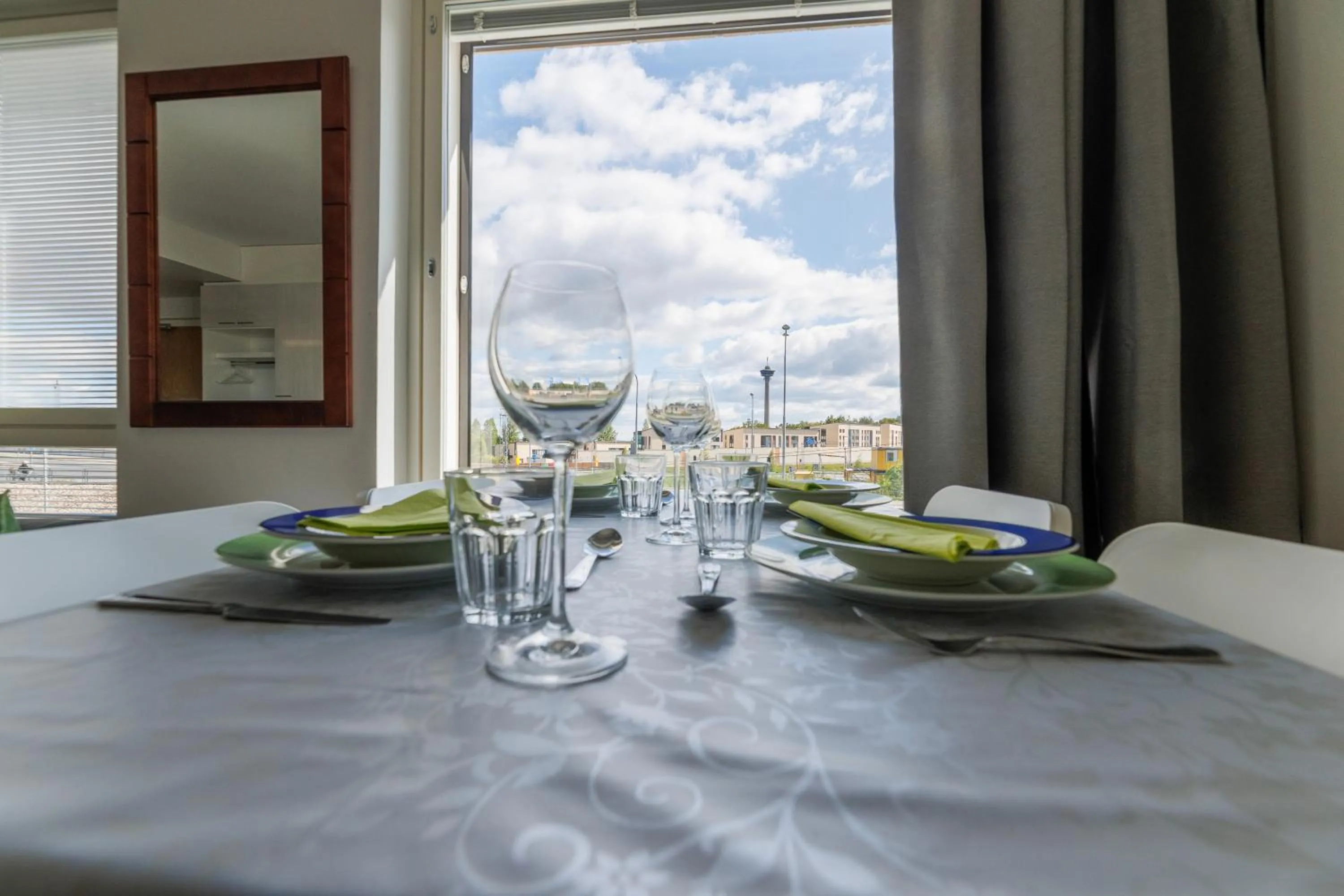 Close to center and Näsijärvi Lake - free parking, AC, and two double beds