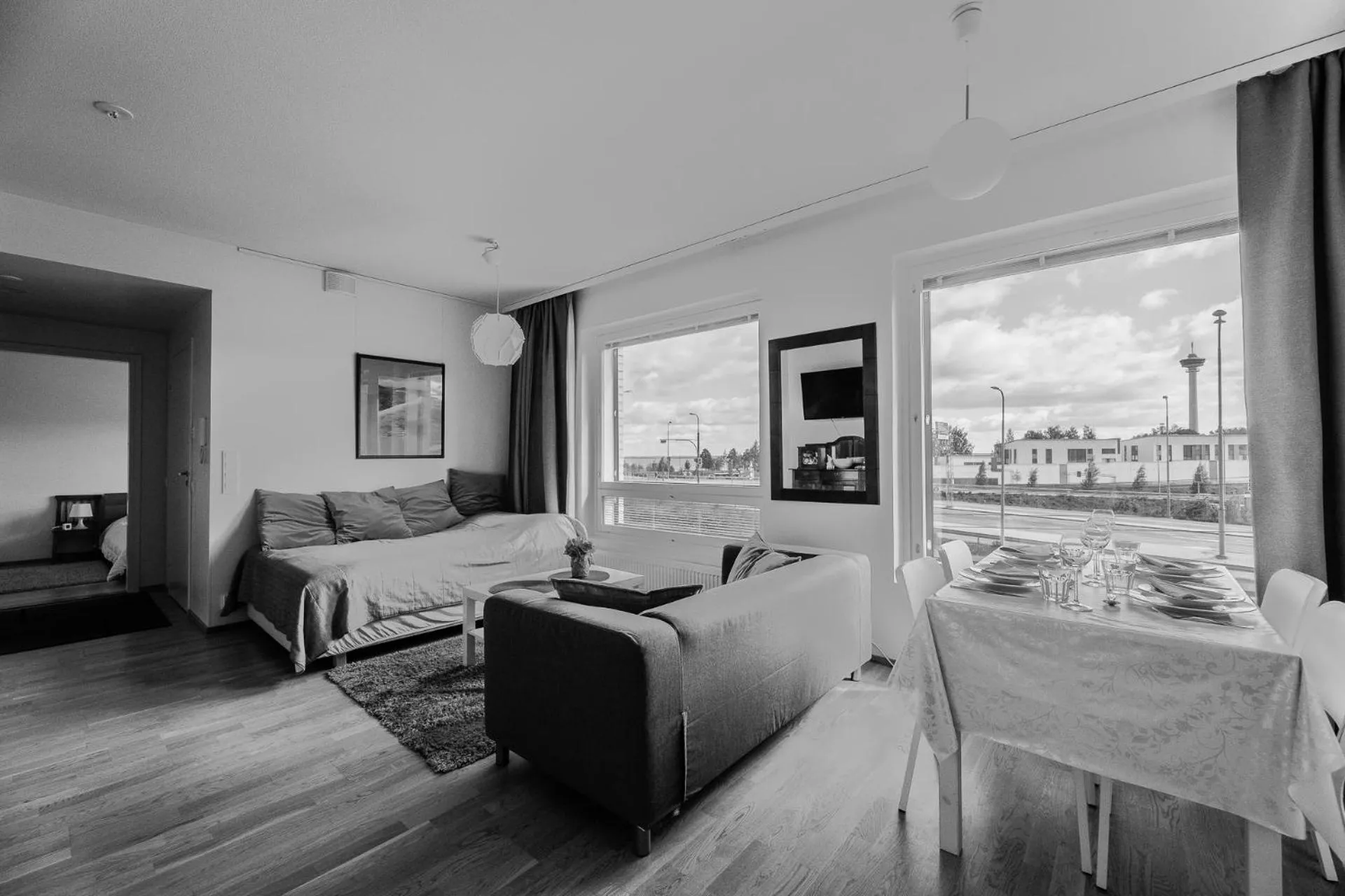 Close to center and Näsijärvi Lake - free parking, AC, and two double beds