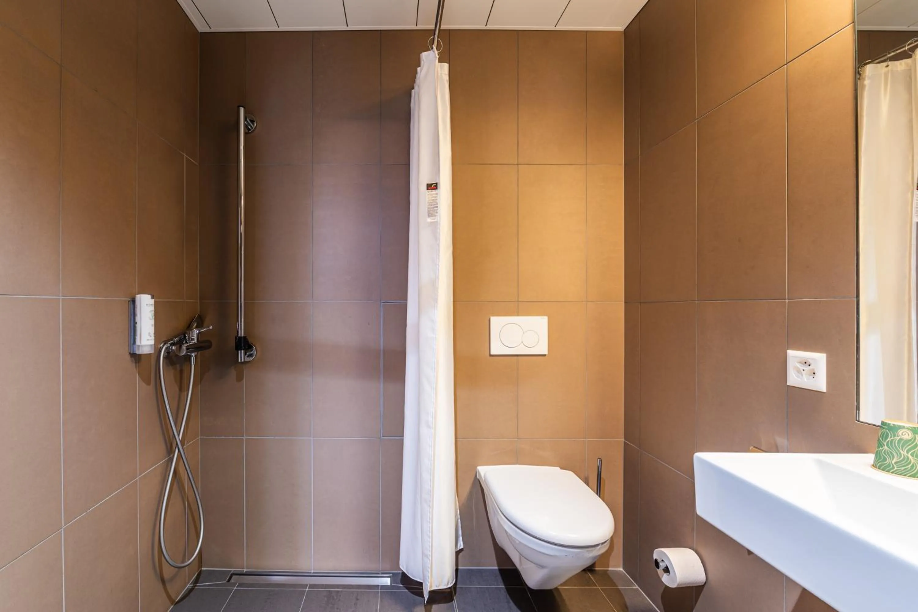 Shower in B&B HOTEL Lausanne Crissier