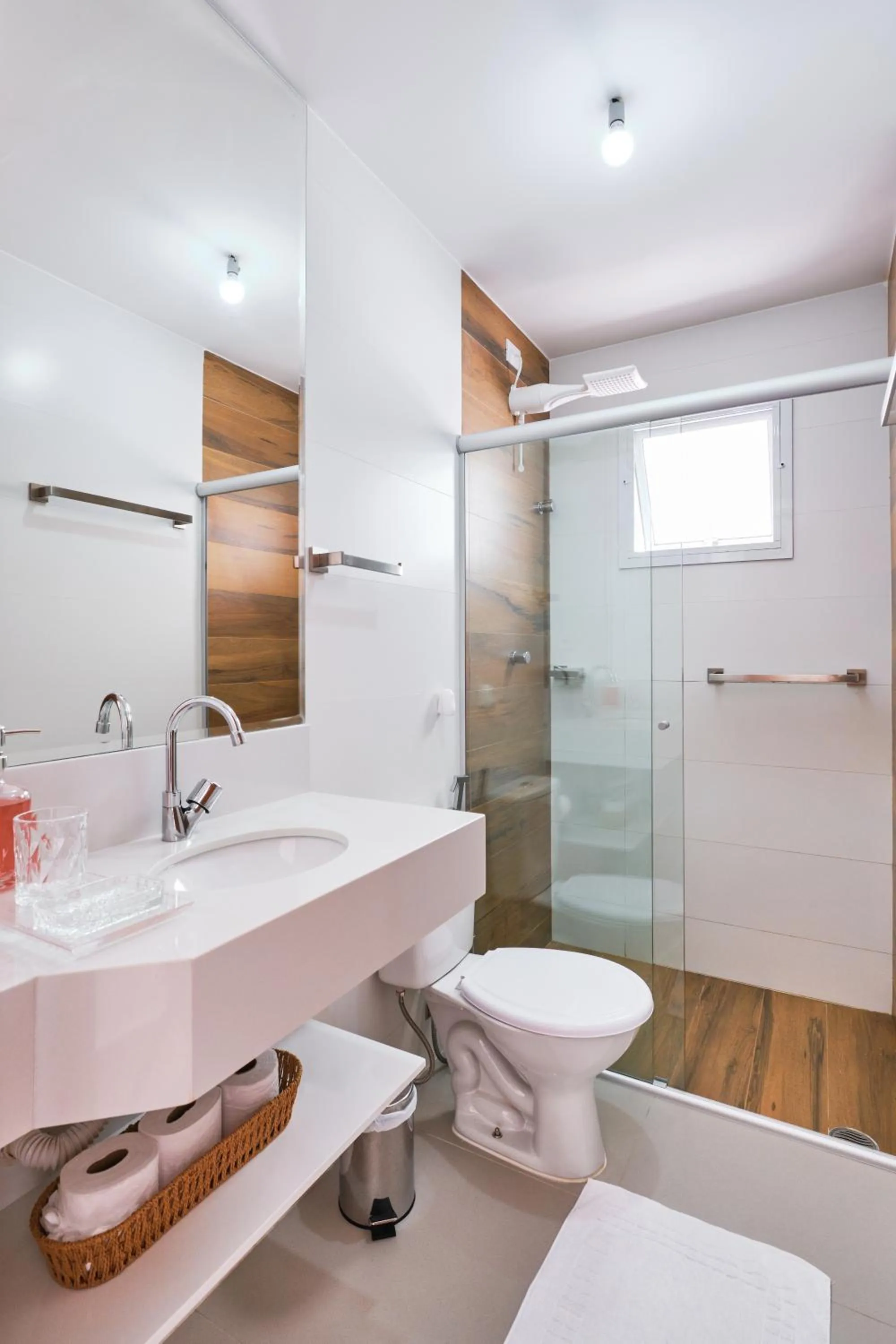 Shower in 2 QUARTOS com Churrasqueira na Varanda, Piscina, Garagem interna, WiFi 500mbps, Ar Condicionado e Telas de Proteção