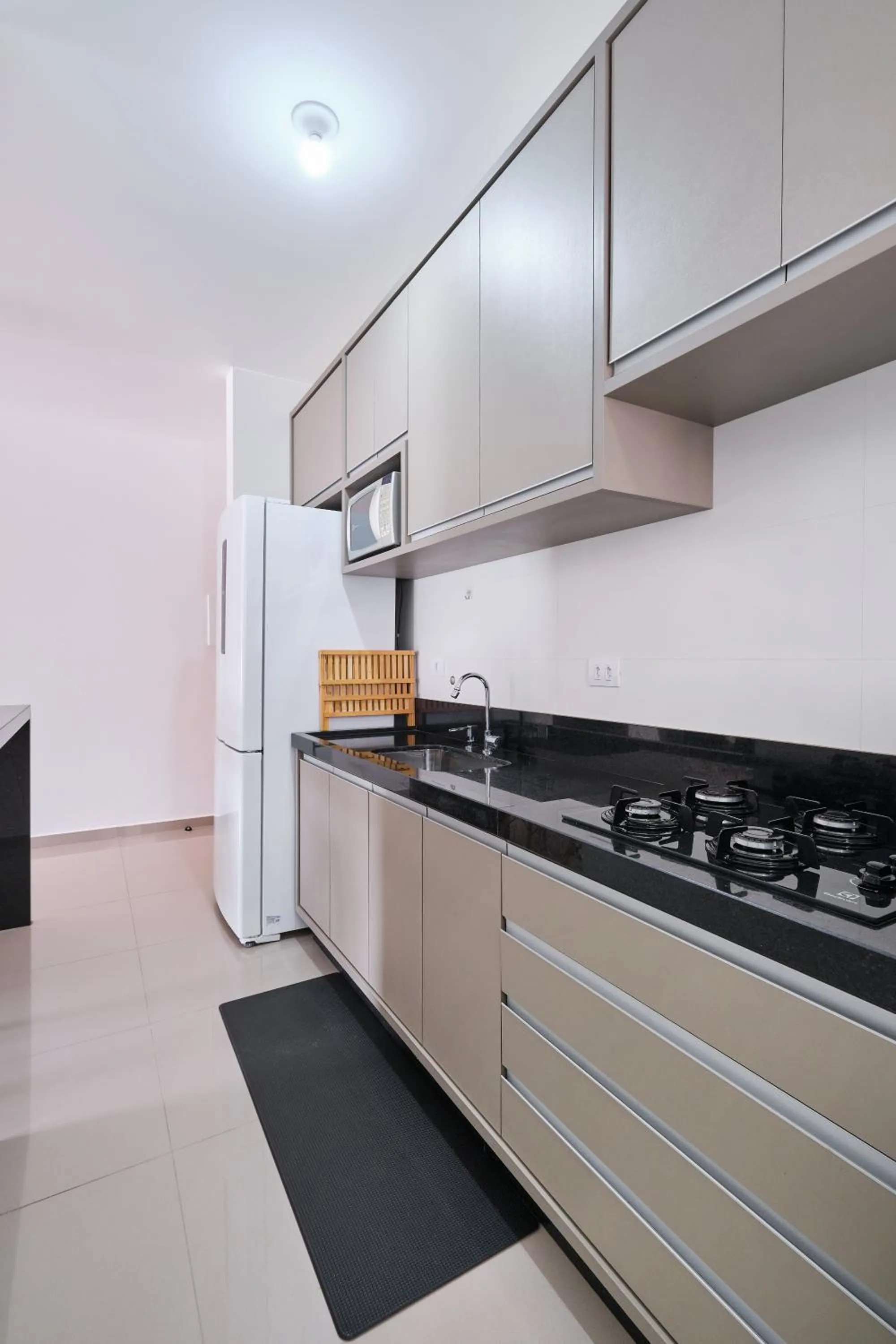 Kitchen or kitchenette in 2 QUARTOS com Churrasqueira na Varanda, Piscina, Garagem interna, WiFi 500mbps, Ar Condicionado e Telas de Proteção