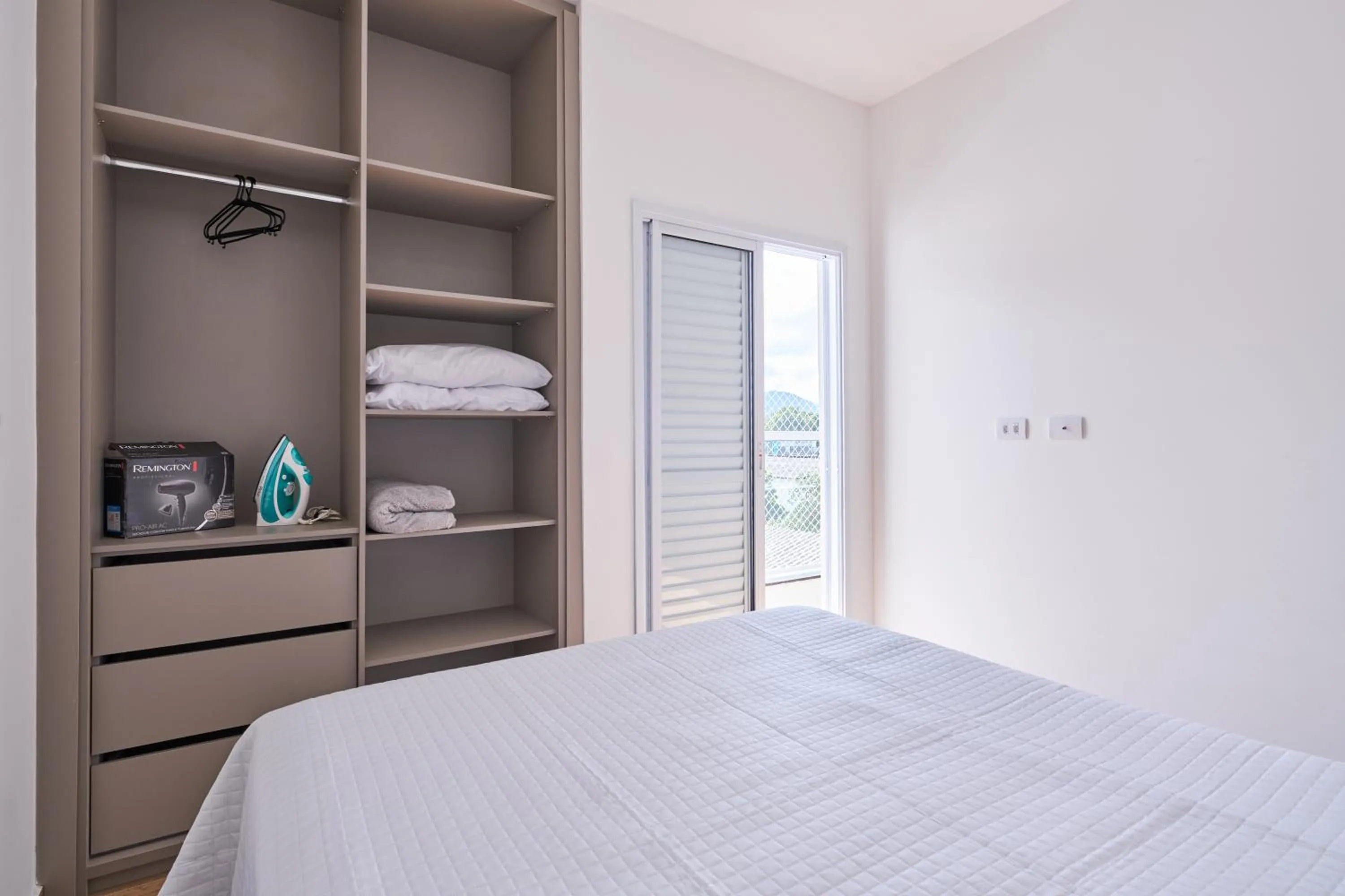 Bed in 2 QUARTOS com Churrasqueira na Varanda, Piscina, Garagem interna, WiFi 500mbps, Ar Condicionado e Telas de Proteção