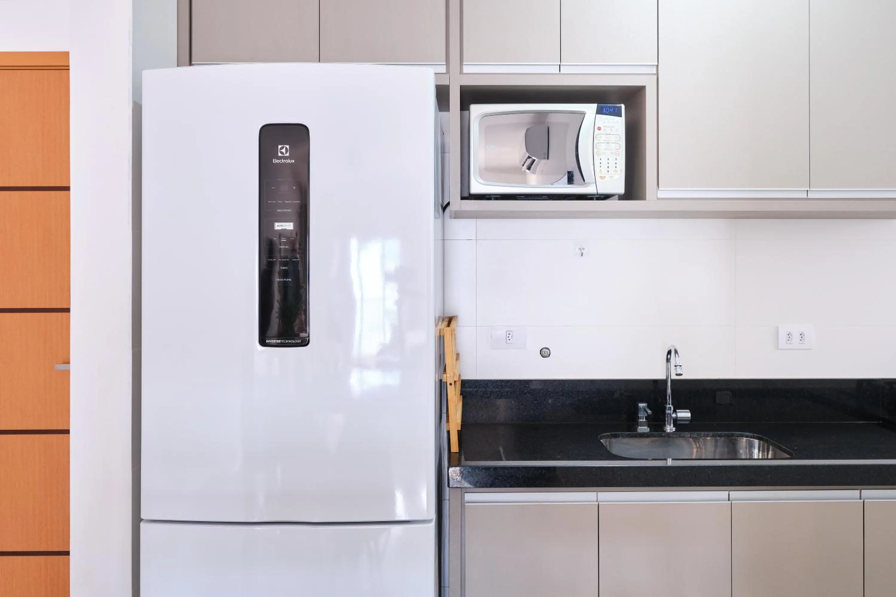 Kitchen or kitchenette in 2 QUARTOS com Churrasqueira na Varanda, Piscina, Garagem interna, WiFi 500mbps, Ar Condicionado e Telas de Proteção