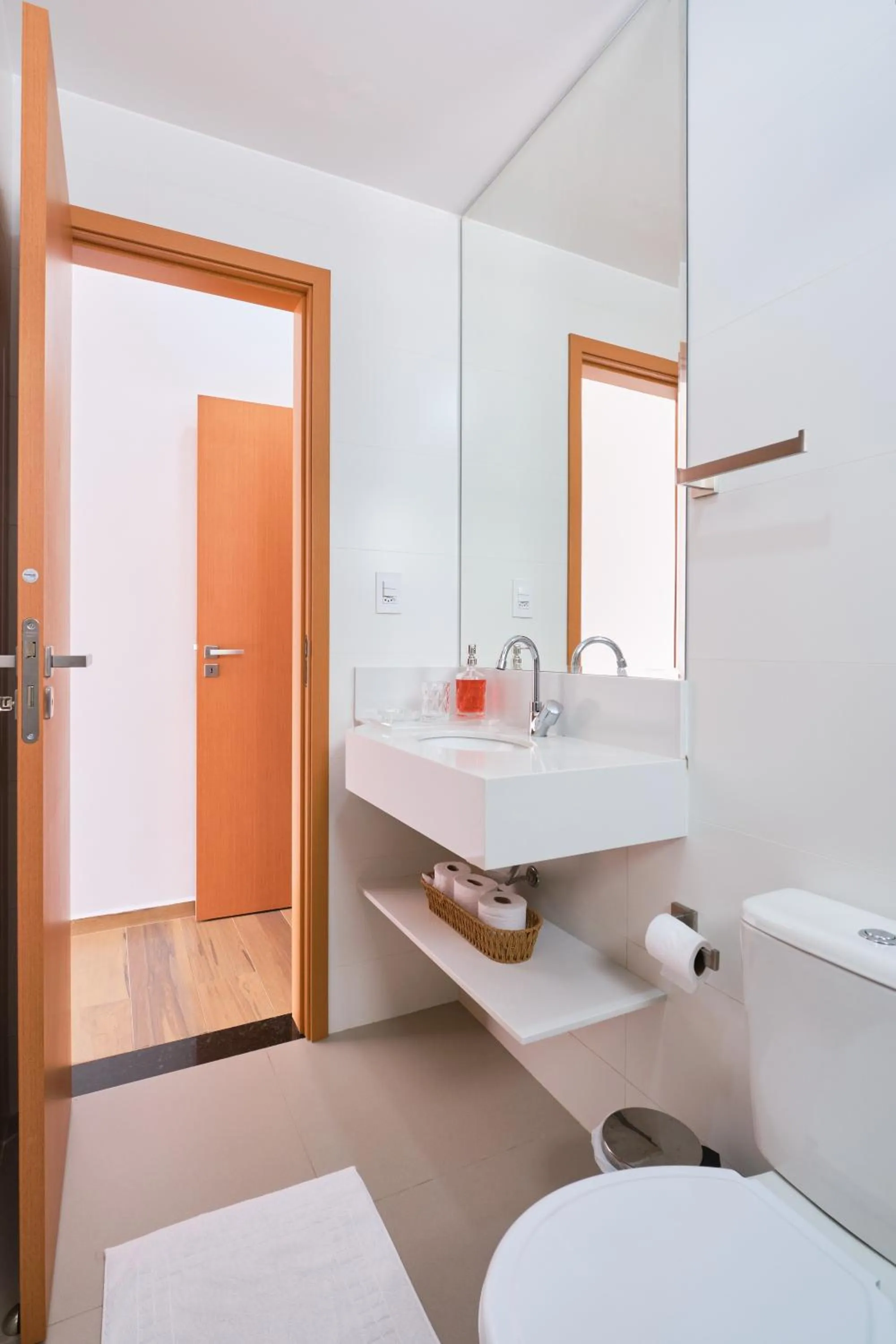 Toilet in 2 QUARTOS com Churrasqueira na Varanda, Piscina, Garagem interna, WiFi 500mbps, Ar Condicionado e Telas de Proteção