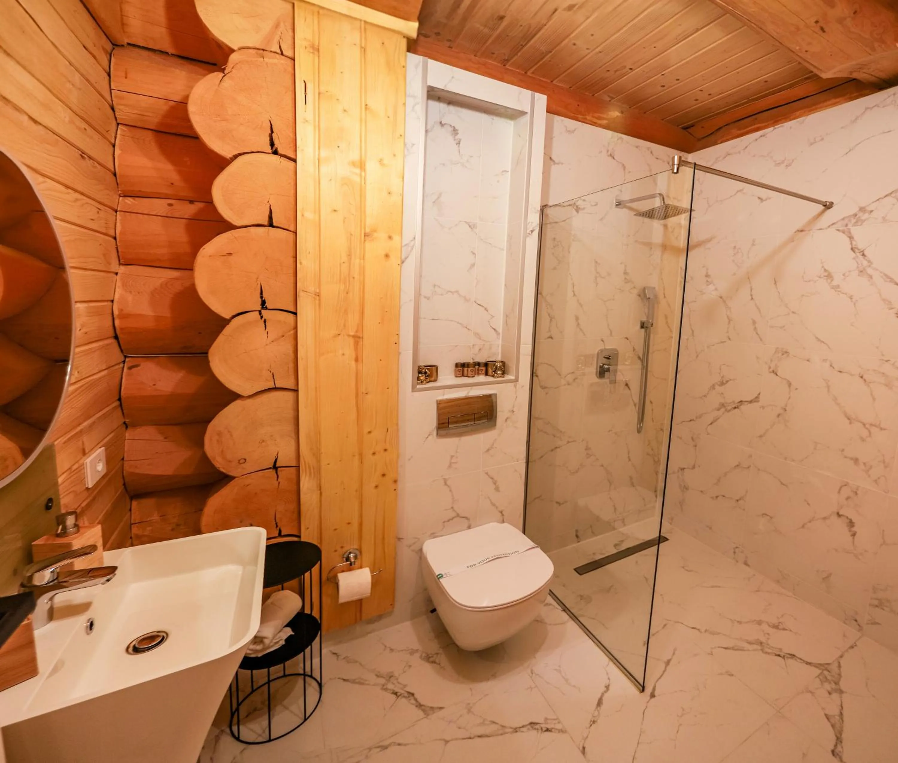 Shower in PENSIUNEA IZABELLA, Izabella Chalet