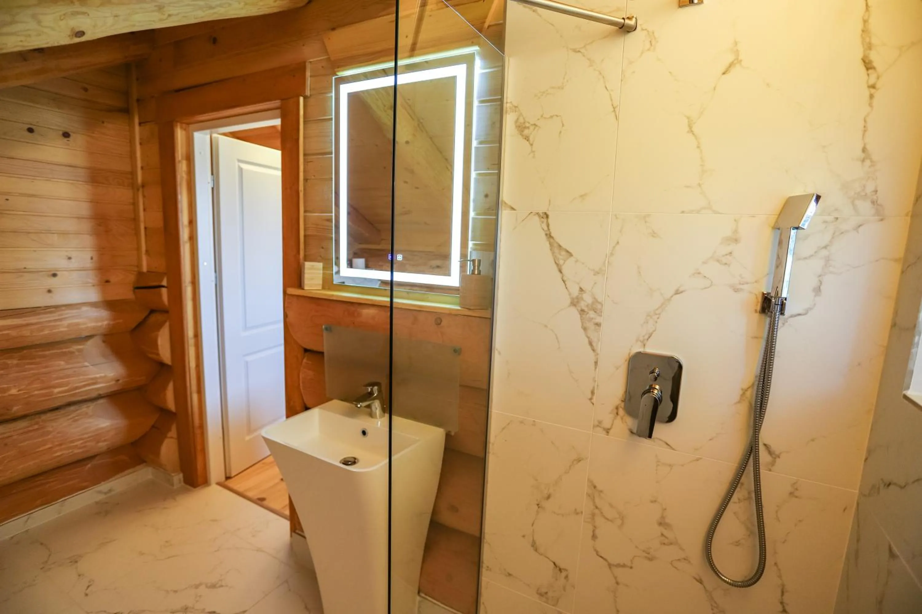 Shower in PENSIUNEA IZABELLA, Izabella Chalet