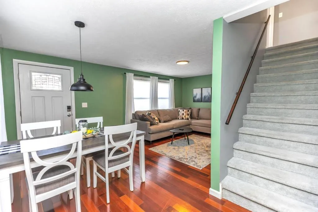 *NEW* Beautiful 3 floor Townhome with Sauna