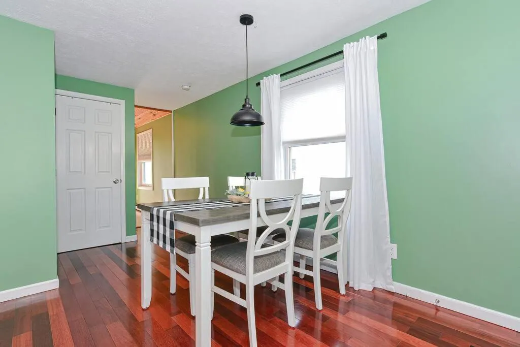 *NEW* Beautiful 3 floor Townhome with Sauna