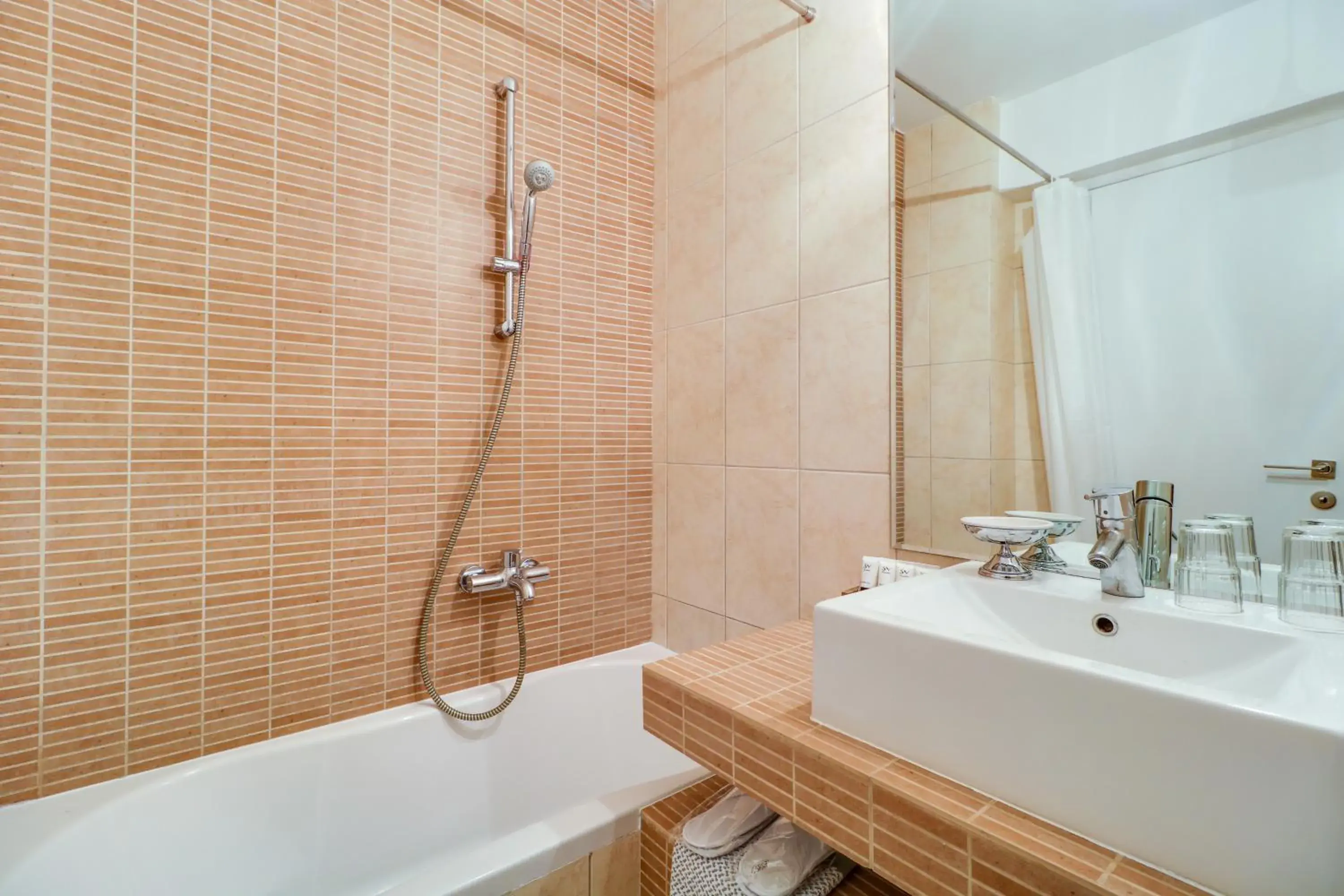 Bathroom in Palace Hotel Glyfada Bathroom in Palace Hotel Glyfada