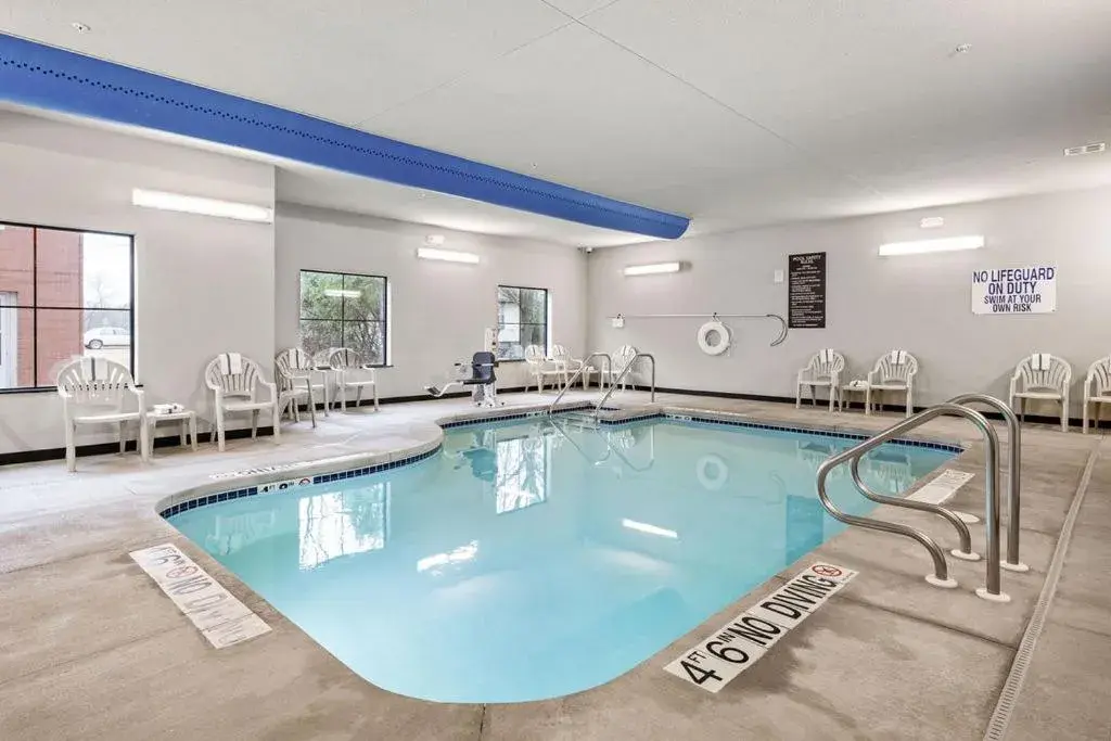 Swimming pool in Cobblestone Hotel & Suites - Mosinee Swimming pool in Cobblestone Hotel & Suites - Mosinee