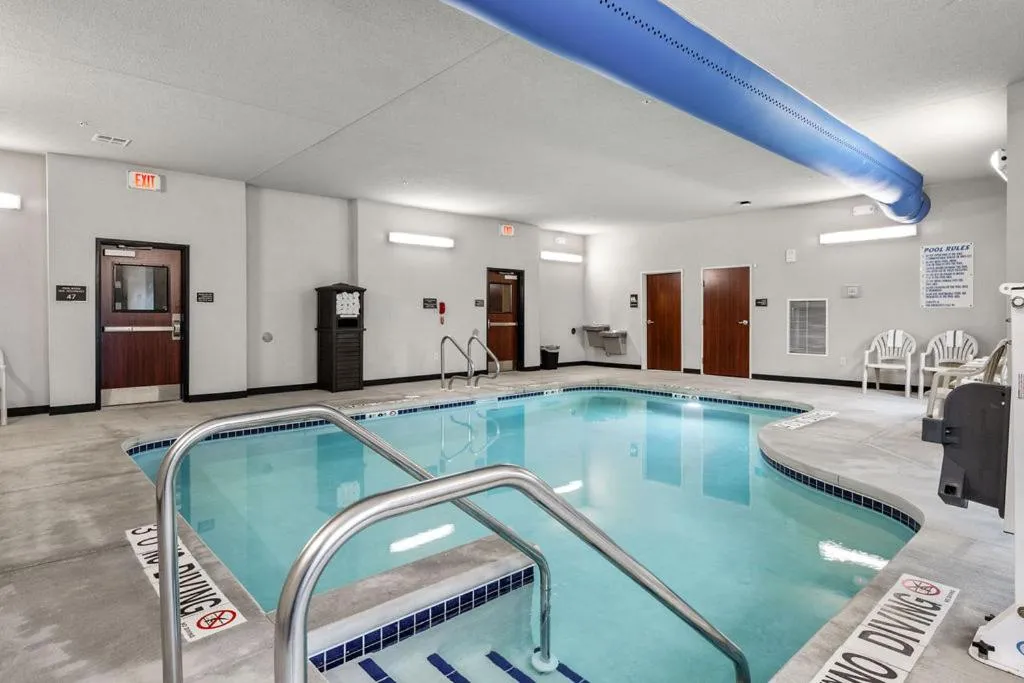 Swimming pool in Cobblestone Hotel & Suites - Mosinee