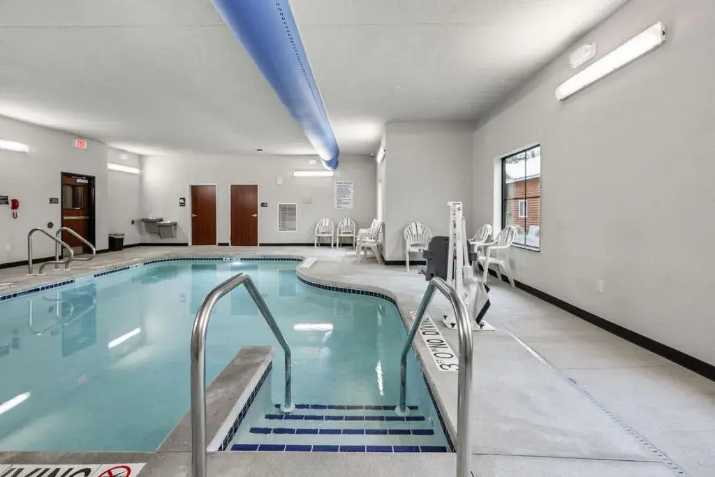 Swimming pool in Cobblestone Hotel & Suites - Mosinee Swimming pool in Cobblestone Hotel & Suites - Mosinee