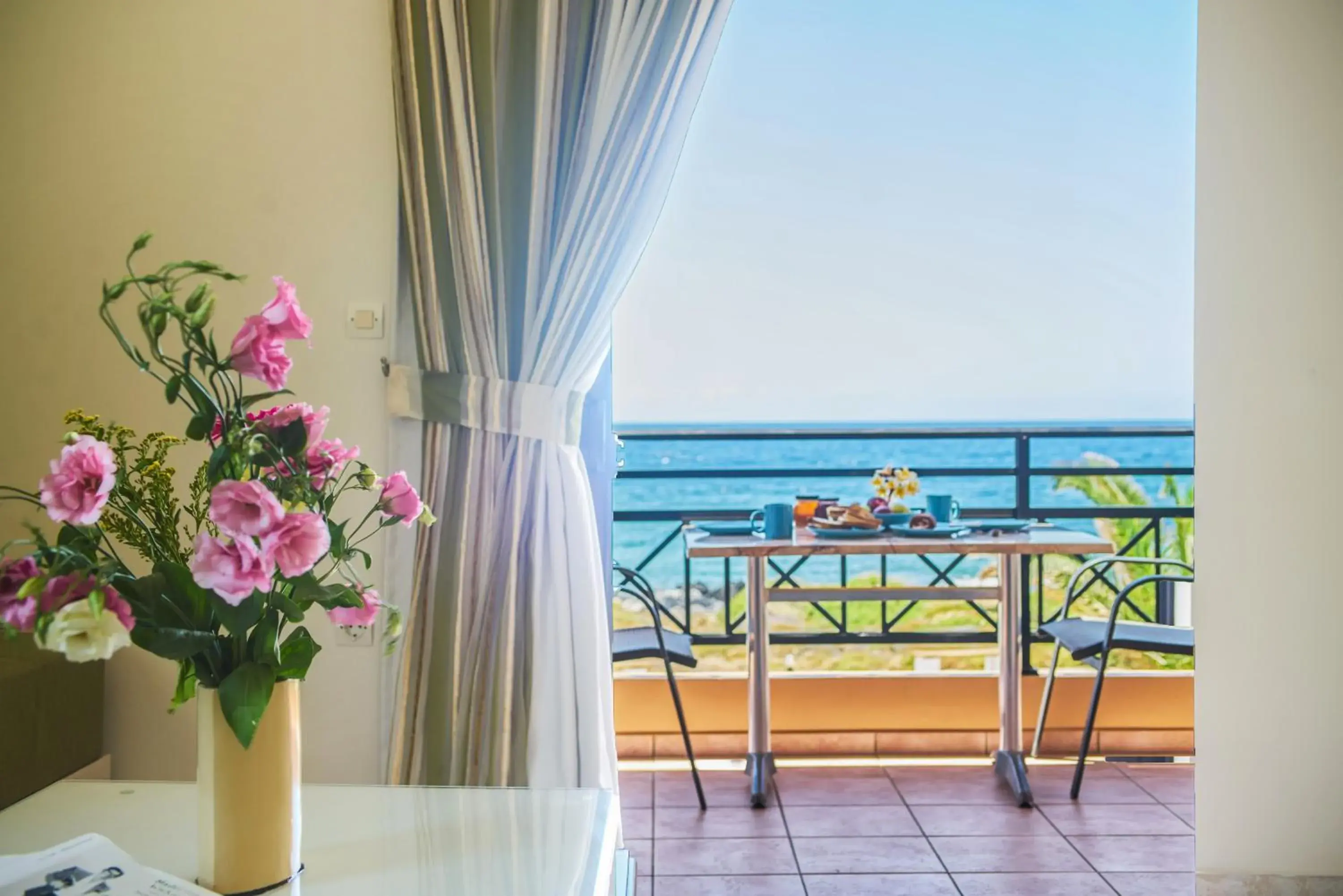 Two-Bedroom Apartment with Sea View in Nanakis Beach Apartments Two-Bedroom Apartment with Sea View in Nanakis Beach Apartments