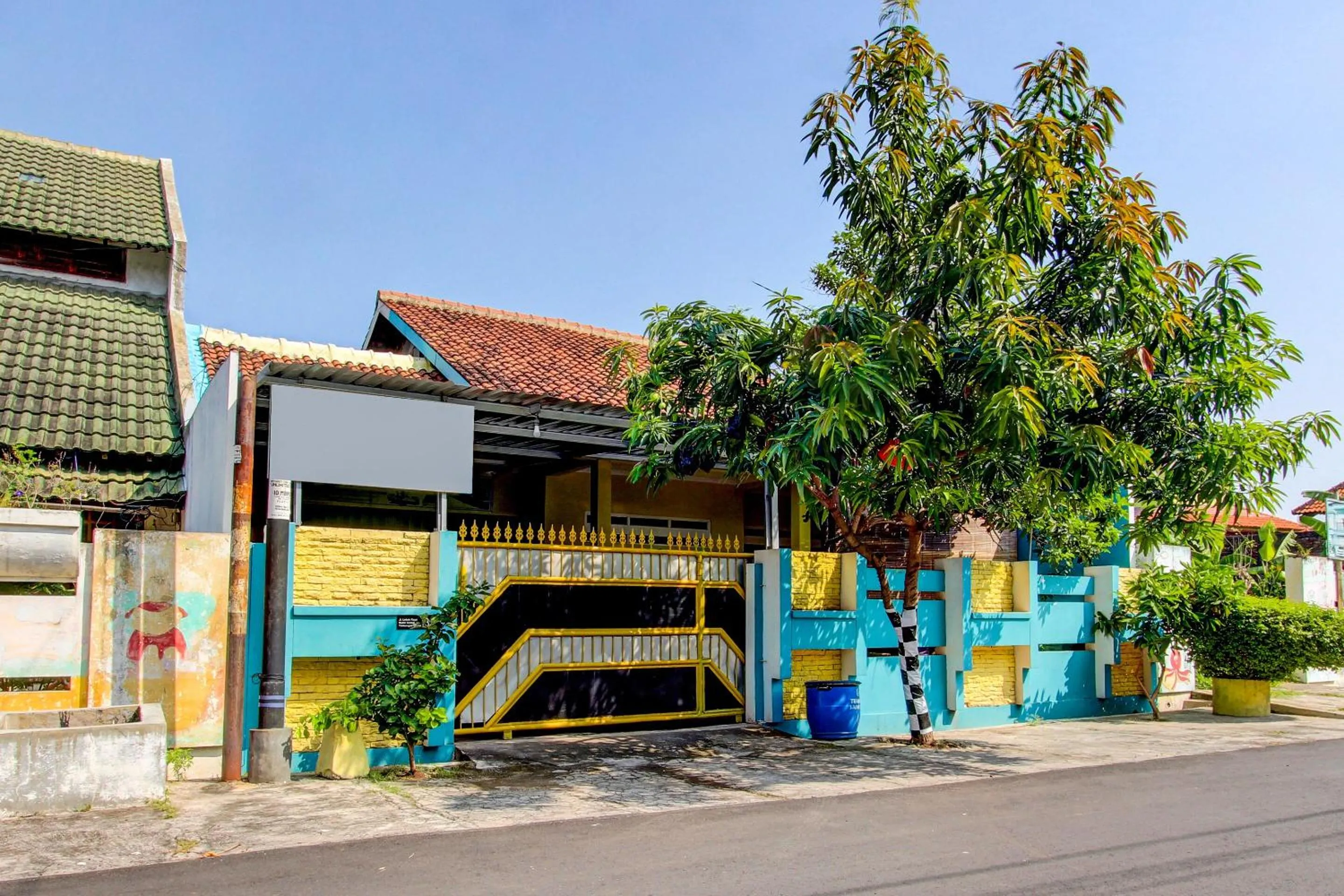 Facade/entrance in Hotel O Lobak Hostel CapsuleNearAyam Goreng Terowongan