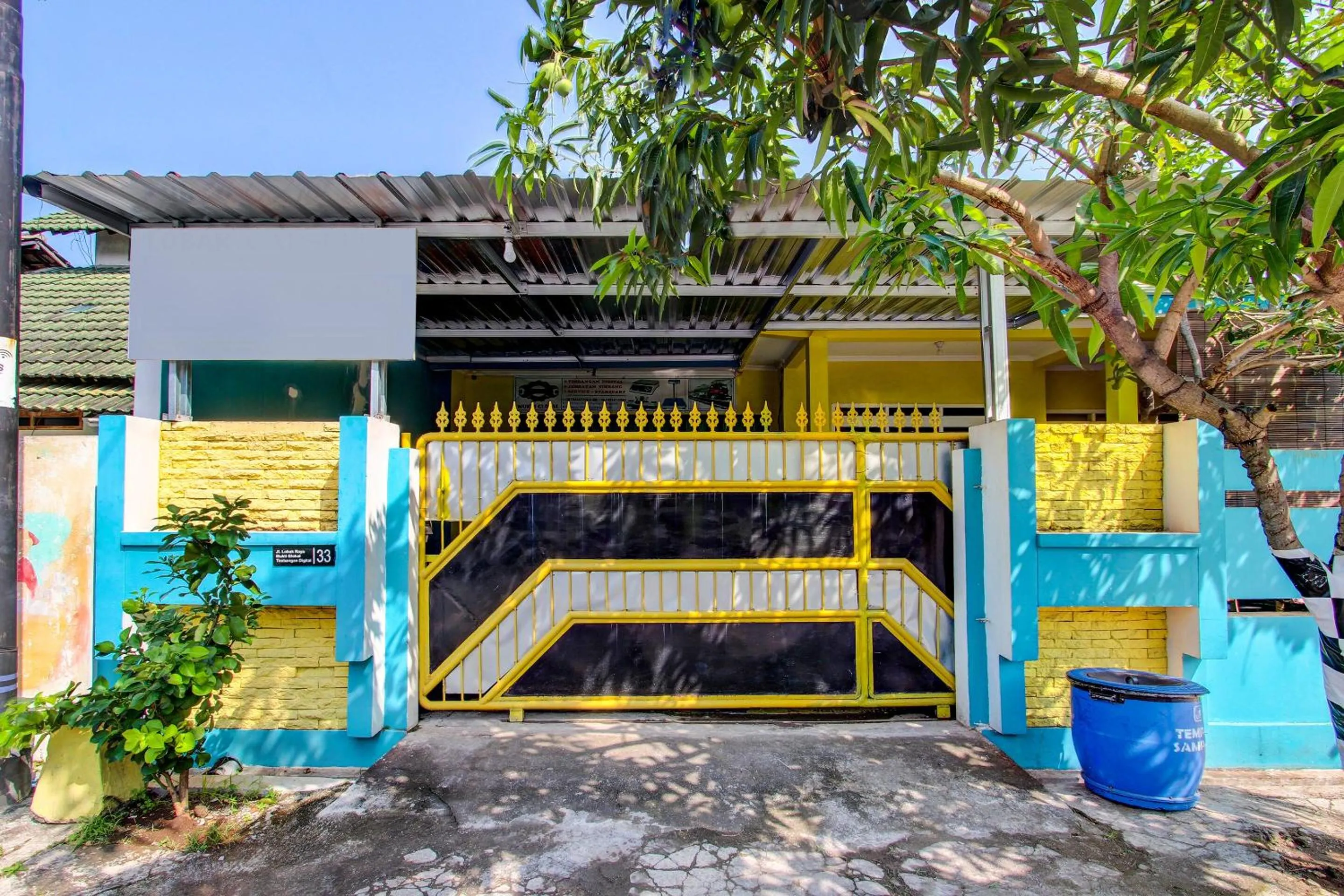 Facade/entrance in Hotel O Lobak Hostel CapsuleNearAyam Goreng Terowongan
