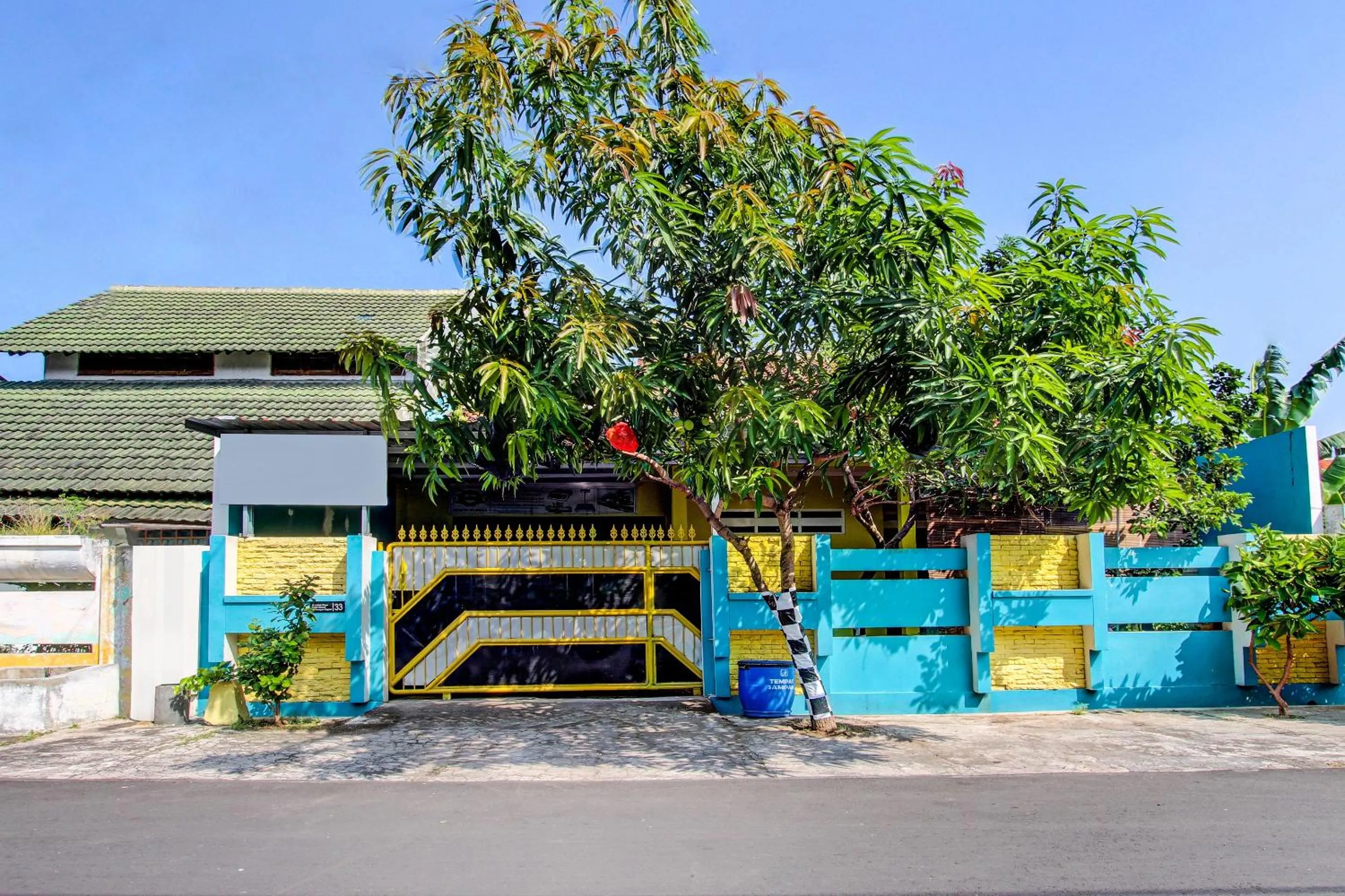 Facade/entrance in Hotel O Lobak Hostel CapsuleNearAyam Goreng Terowongan