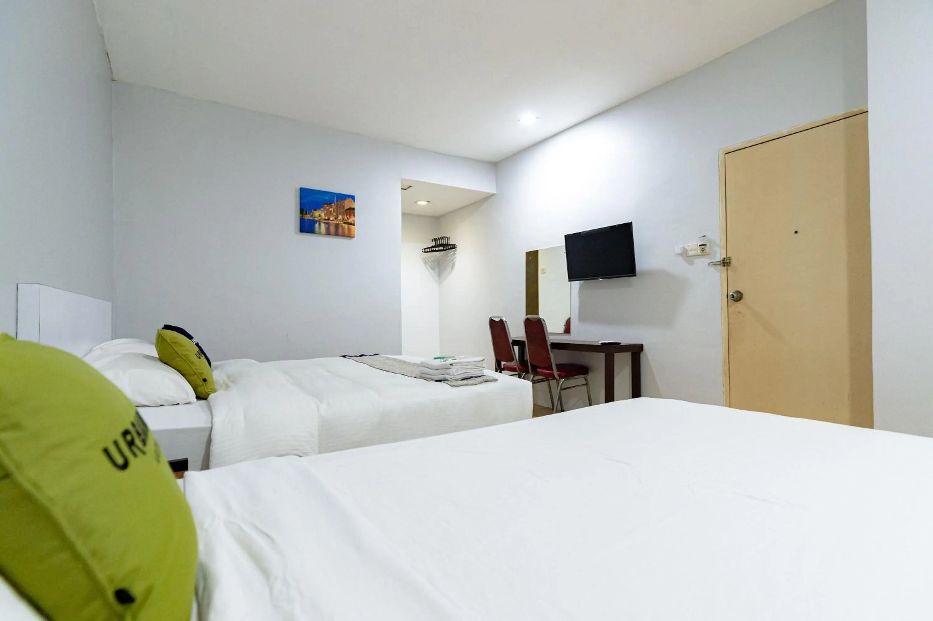 Bedroom, Bed in Urbanview Hotel Crystal Nagoya Batam by RedDoorz