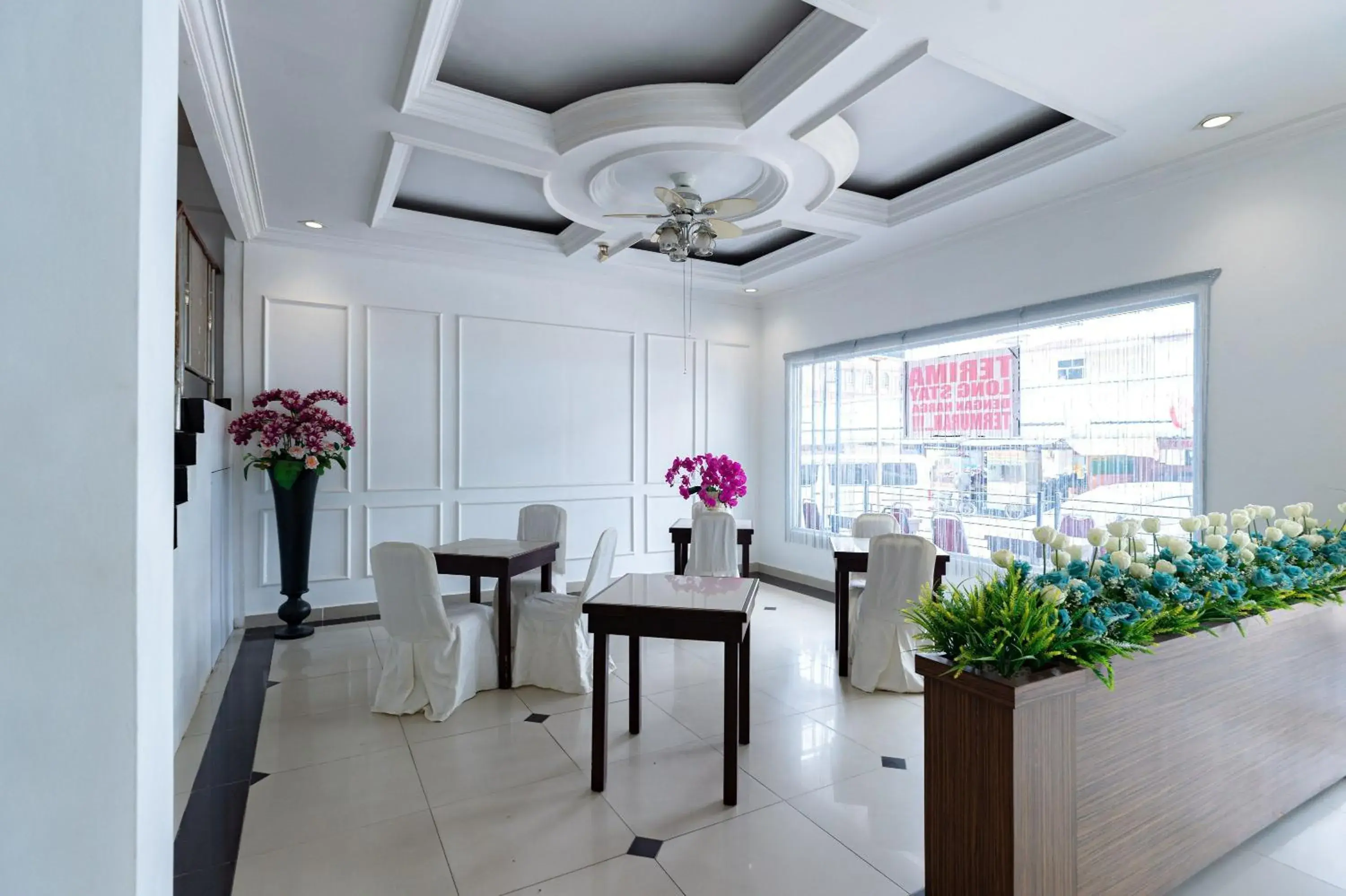 Seating area in Urbanview Hotel Crystal Nagoya Batam by RedDoorz Seating area in Urbanview Hotel Crystal Nagoya Batam by RedDoorz