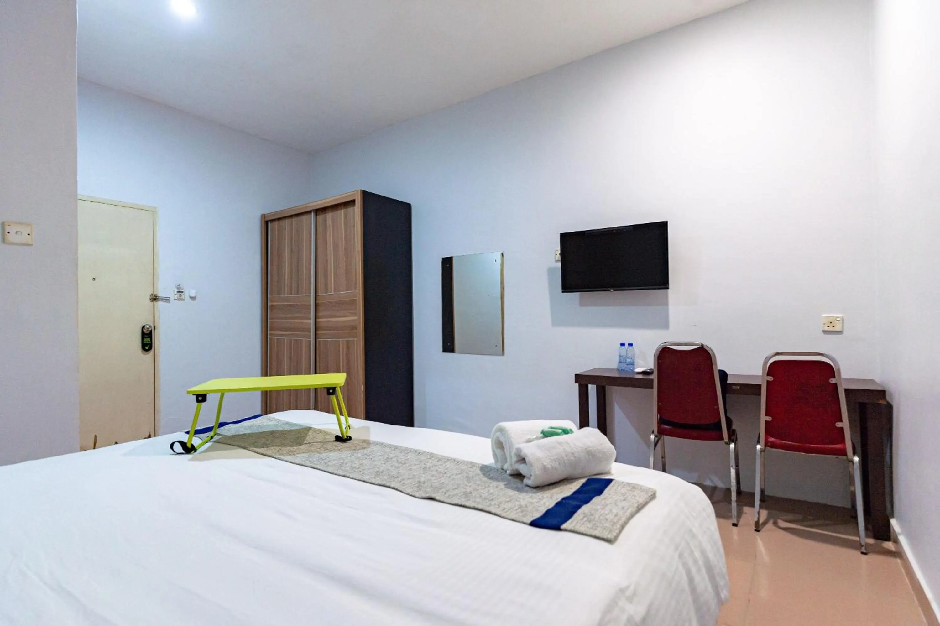 Bedroom, Bed in Urbanview Hotel Crystal Nagoya Batam by RedDoorz