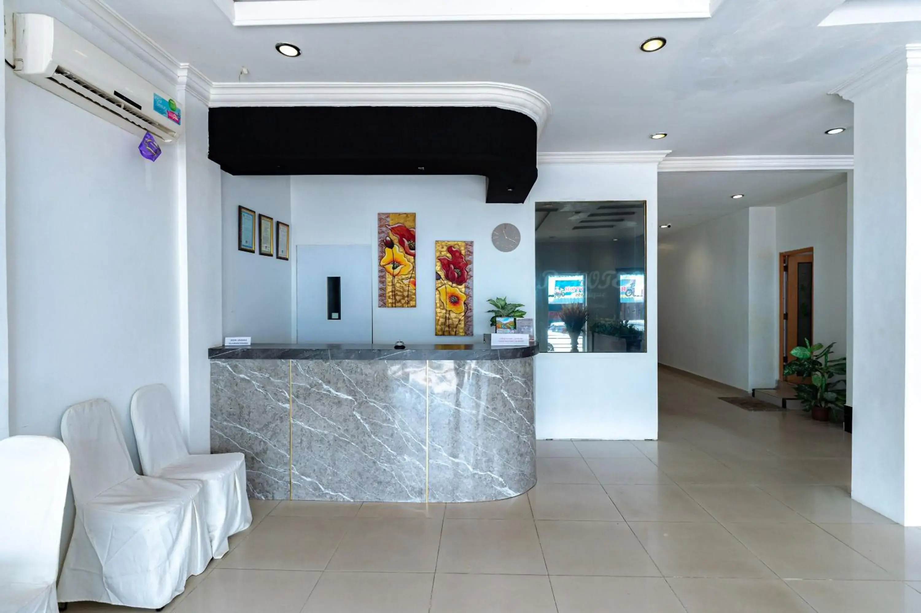 Lobby or reception in Urbanview Hotel Crystal Nagoya Batam by RedDoorz Lobby or reception in Urbanview Hotel Crystal Nagoya Batam by RedDoorz